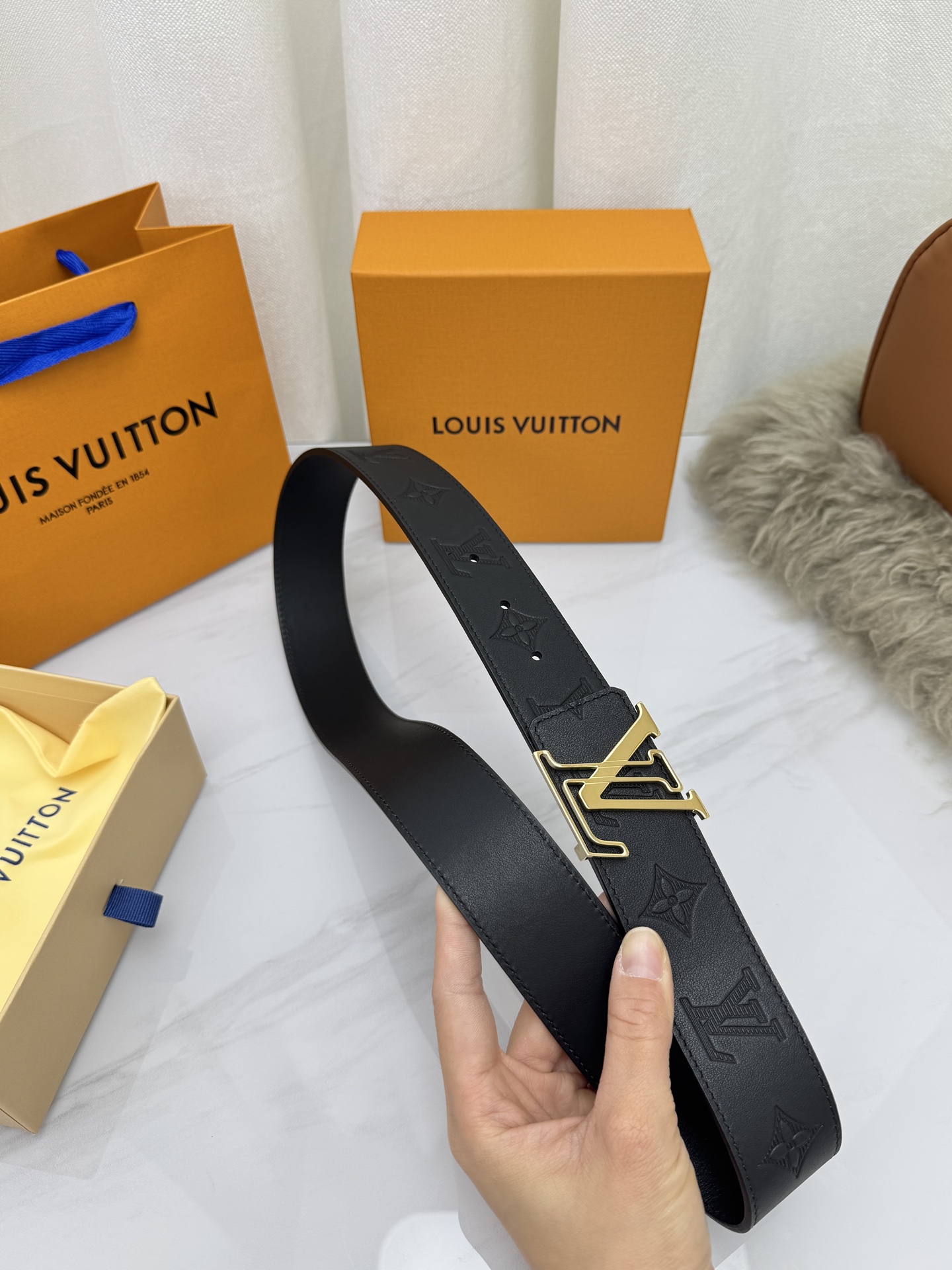 LV 奢华款现代 饰以雅致大方的标志性 柔软结实的皮带，可搭配从礼服到休闲装各种服饰。宽度4.0cm