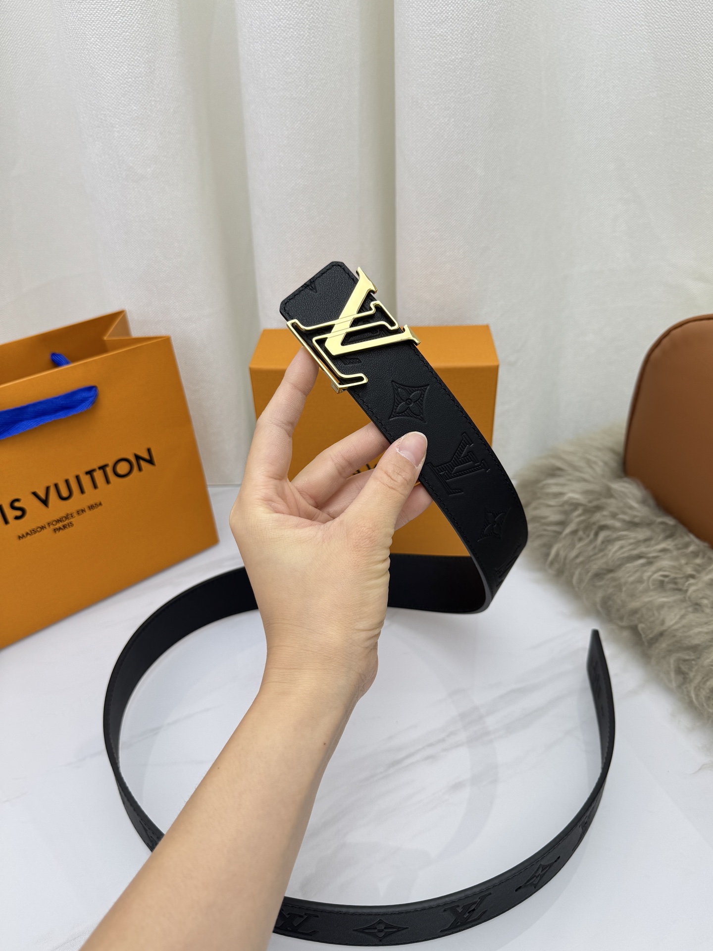 LV 奢华款现代 饰以雅致大方的标志性 柔软结实的皮带，可搭配从礼服到休闲装各种服饰。宽度4.0cm