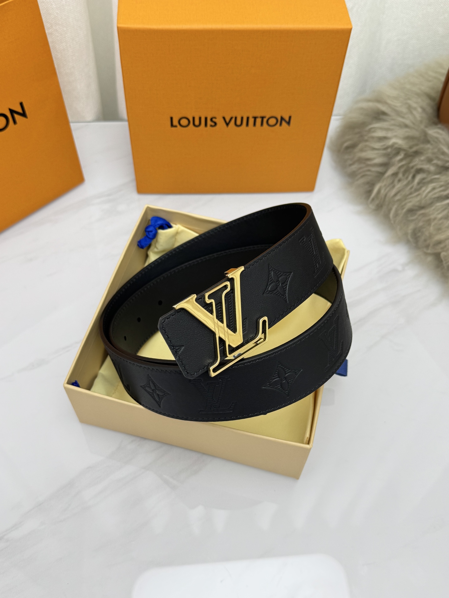 LV 奢华款现代 饰以雅致大方的标志性 柔软结实的皮带,可搭配从礼服到休闲装各种服饰。宽度4.0cm LV 奢华款现代 饰以雅致大方的标志性 柔软结实的皮带,可搭配从礼服到休闲装各种服饰。宽度4.0cm