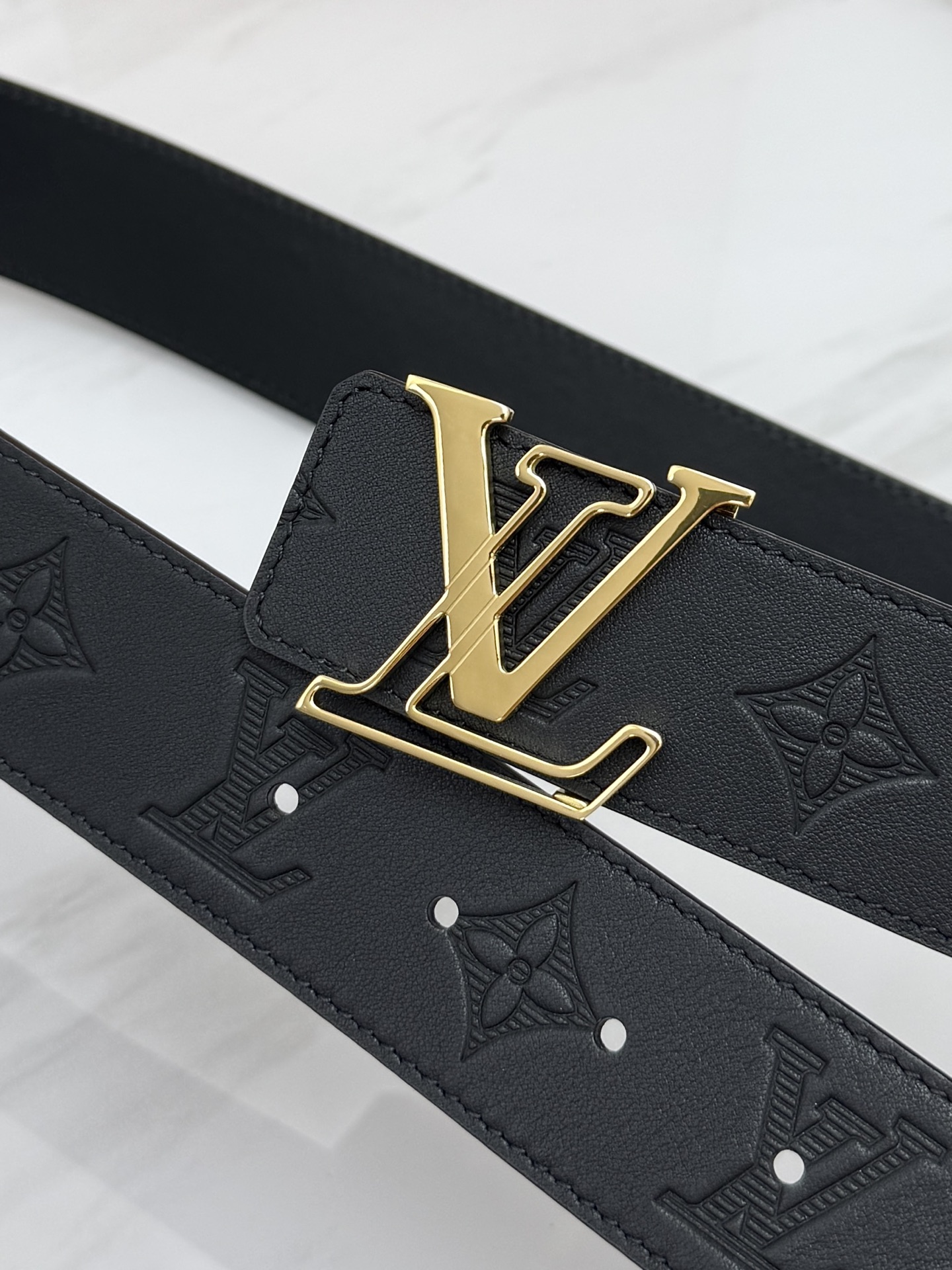 LV 奢华款现代 饰以雅致大方的标志性 柔软结实的皮带，可搭配从礼服到休闲装各种服饰。宽度4.0cm