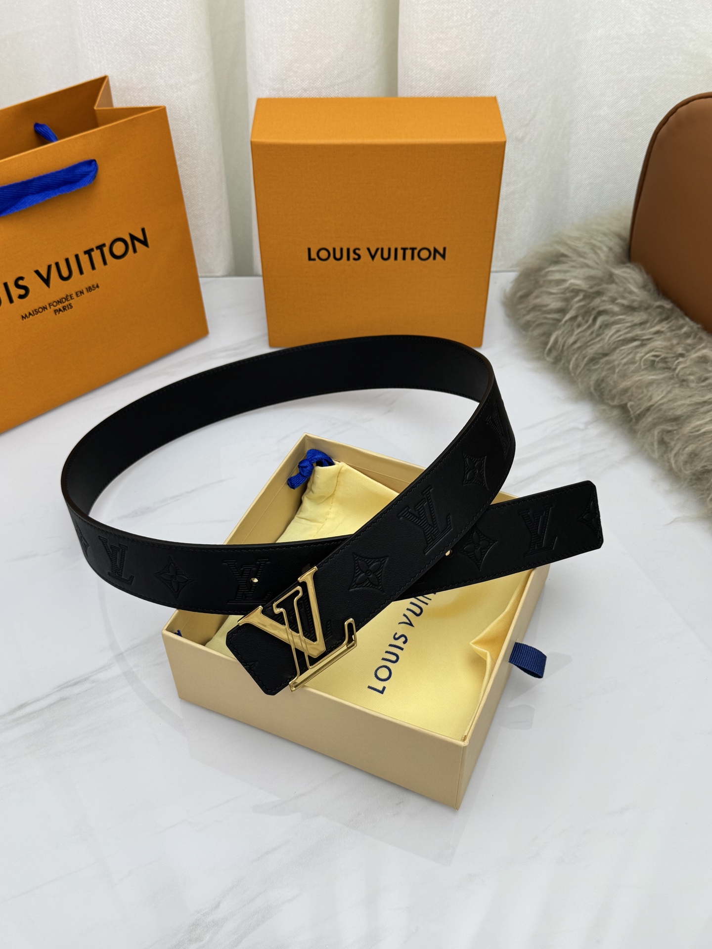 LV 奢华款现代 饰以雅致大方的标志性 柔软结实的皮带，可搭配从礼服到休闲装各种服饰。宽度4.0cm