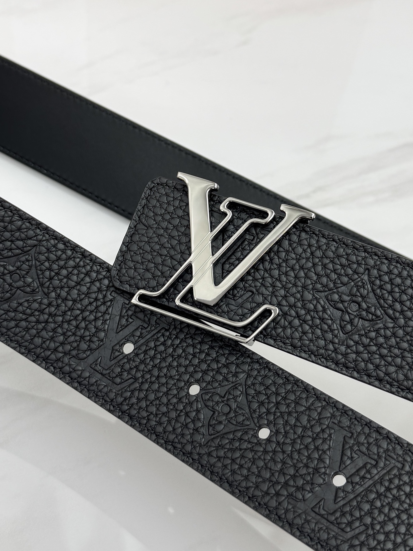 Louis Vuitton Men Taurillon Leather Belt LV