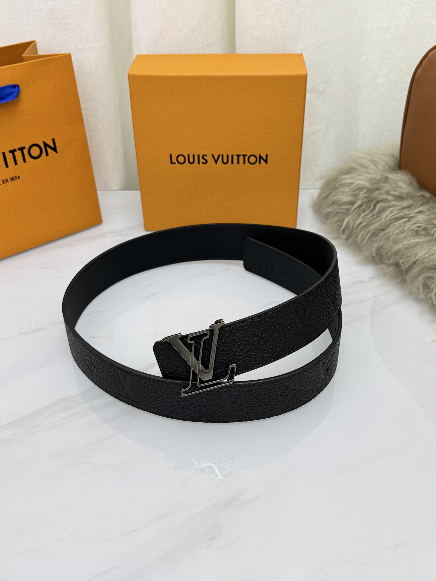 Louis Vuitton Men Taurillon Leather Belt LV