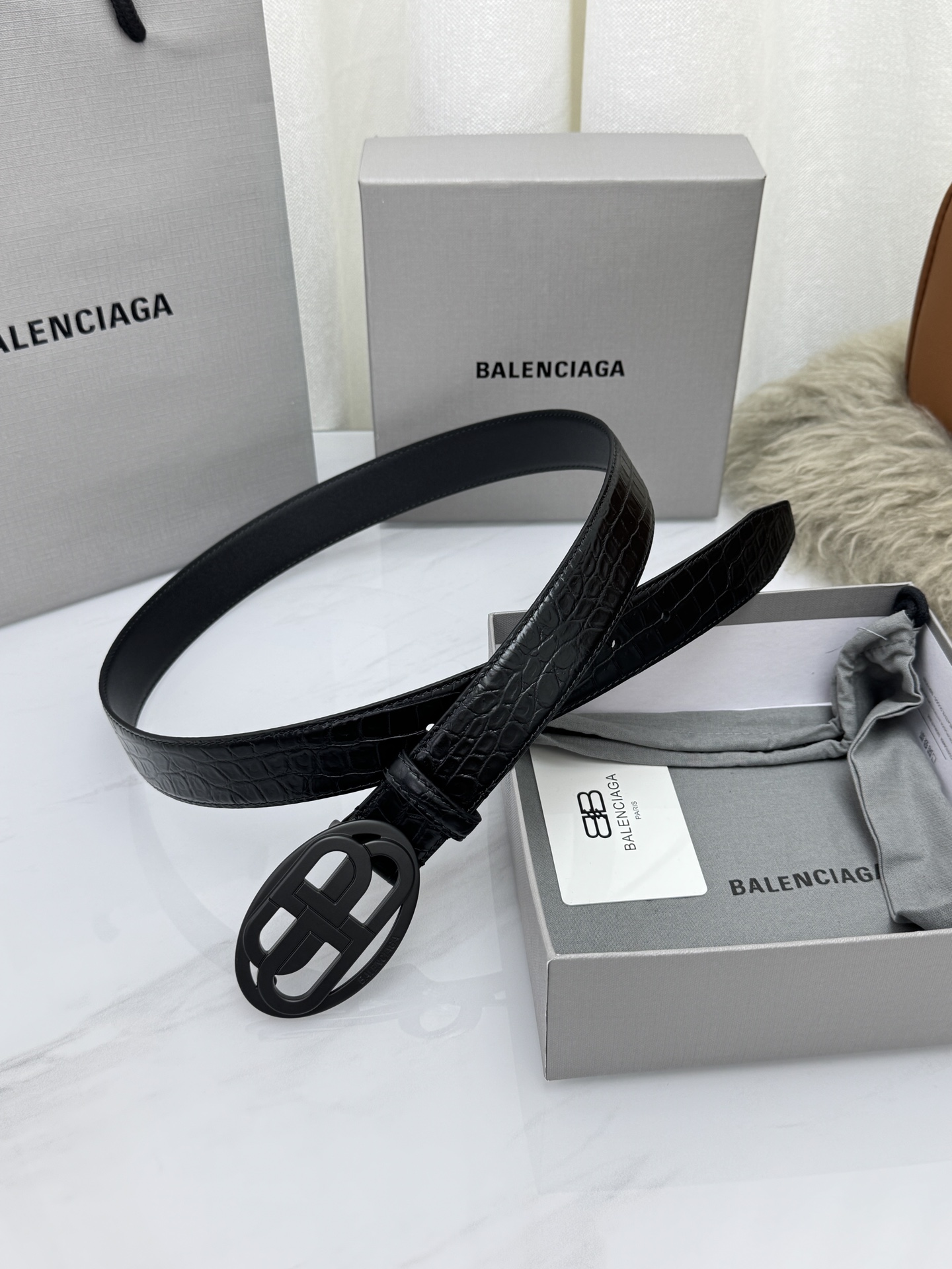 巴黎世家（Balenciaga）宽度3.0cm 是法国的奢侈品牌，作为时尚界最具影响力品牌之一的地位。设计师源于：都市时