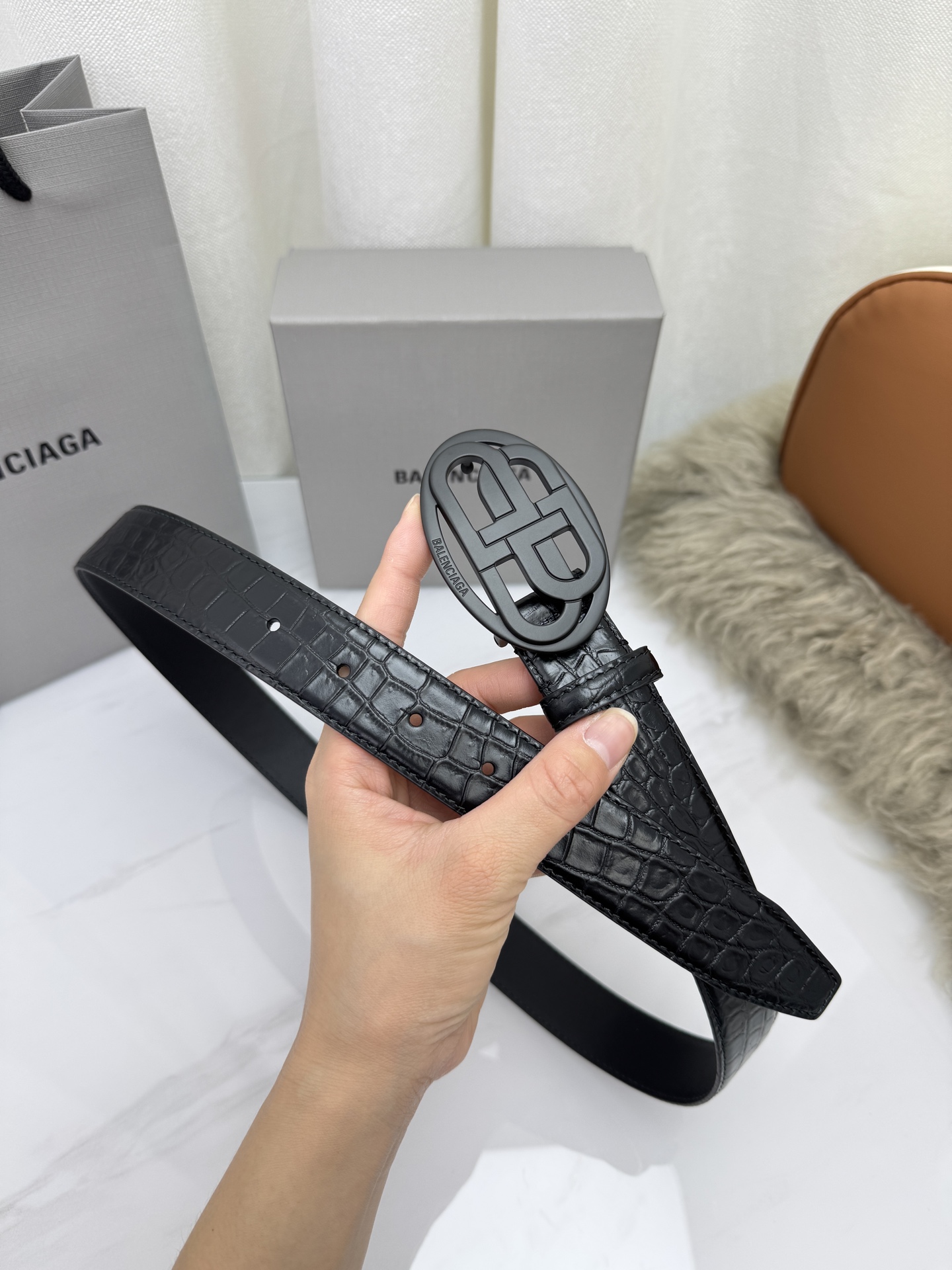 巴黎世家（Balenciaga）宽度3.0cm 是法国的奢侈品牌，作为时尚界最具影响力品牌之一的地位。设计师源于：都市时
