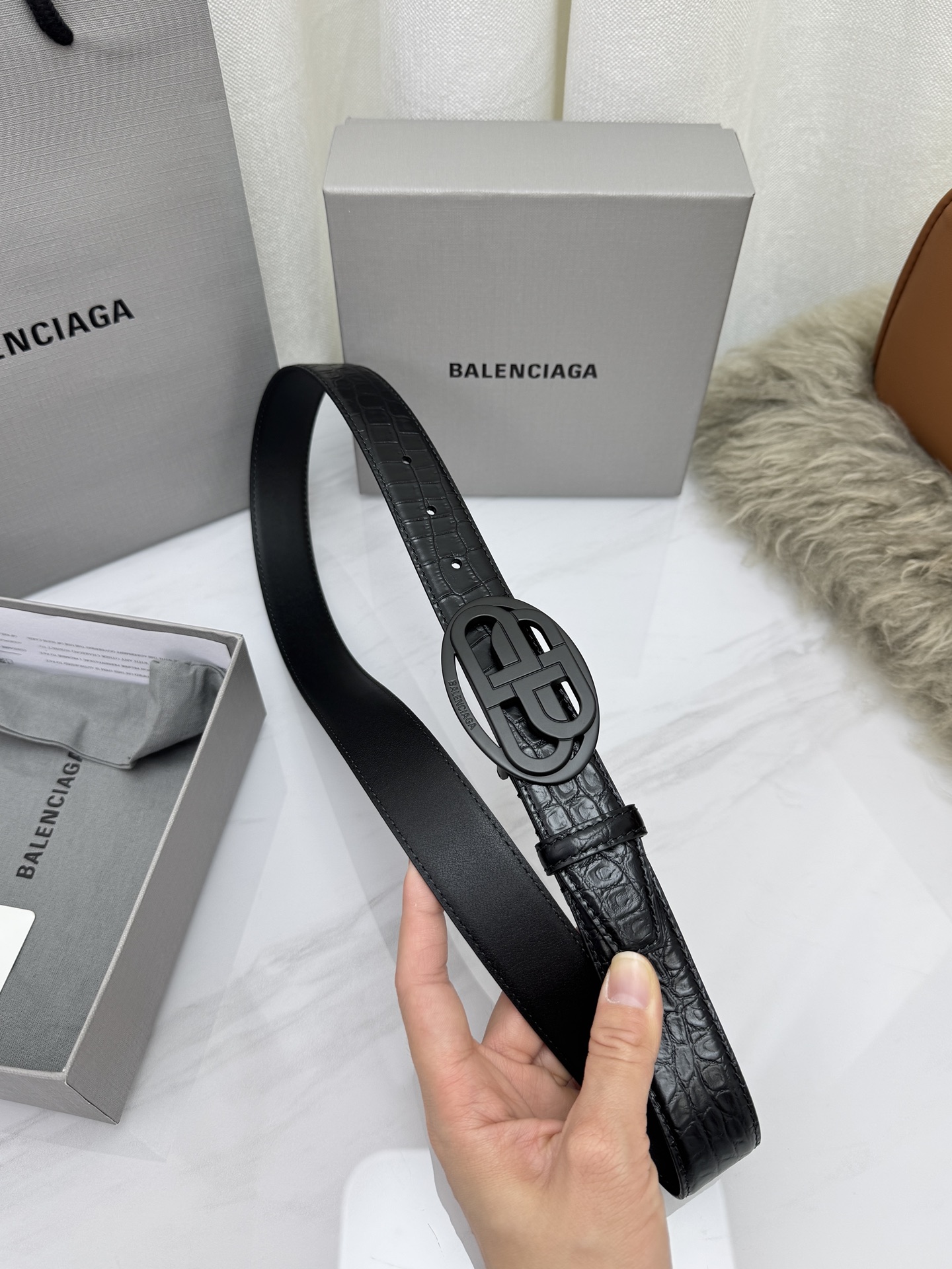 巴黎世家（Balenciaga）宽度3.0cm 是法国的奢侈品牌，作为时尚界最具影响力品牌之一的地位。设计师源于：都市时