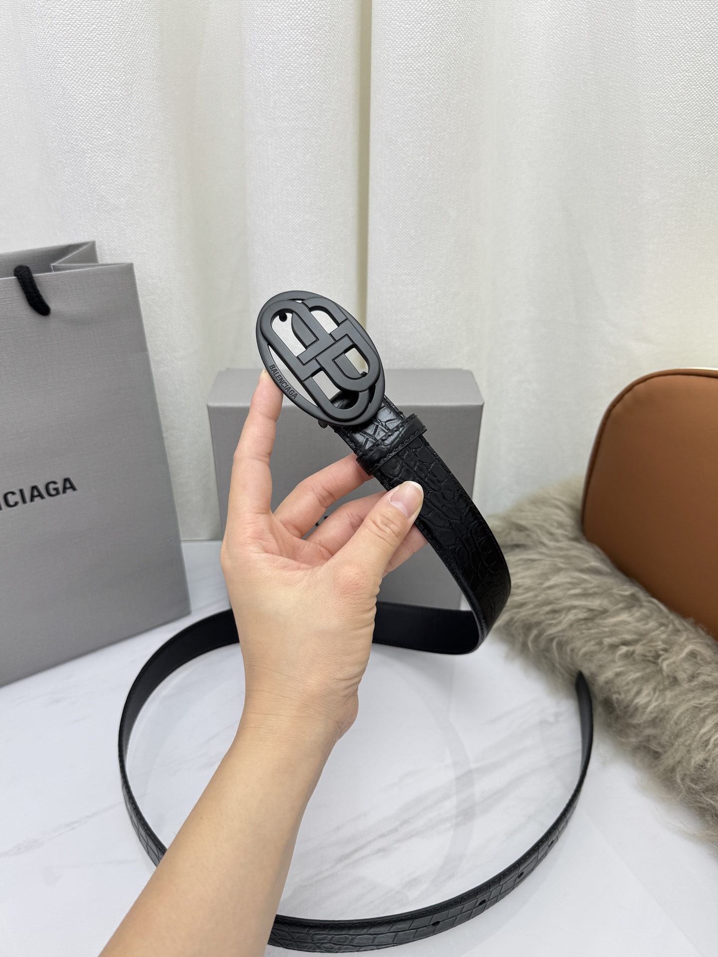 巴黎世家（Balenciaga）宽度3.0cm 是法国的奢侈品牌，作为时尚界最具影响力品牌之一的地位。设计师源于：都市时