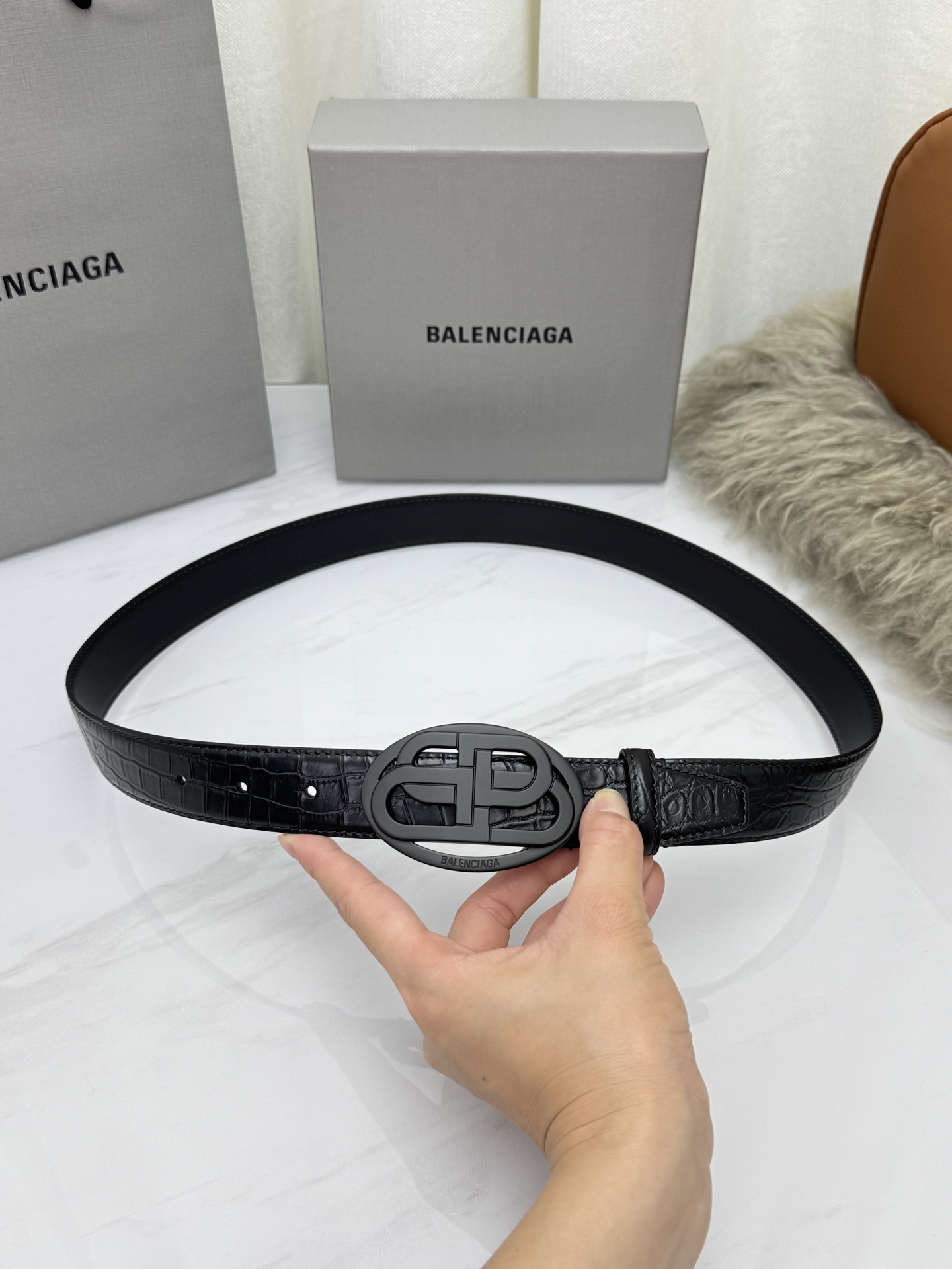 巴黎世家（Balenciaga）宽度3.0cm 是法国的奢侈品牌，作为时尚界最具影响力品牌之一的地位。设计师源于：都市时