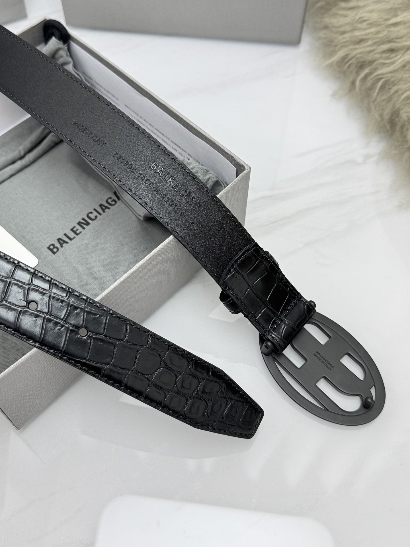 巴黎世家（Balenciaga）宽度3.0cm 是法国的奢侈品牌，作为时尚界最具影响力品牌之一的地位。设计师源于：都市时