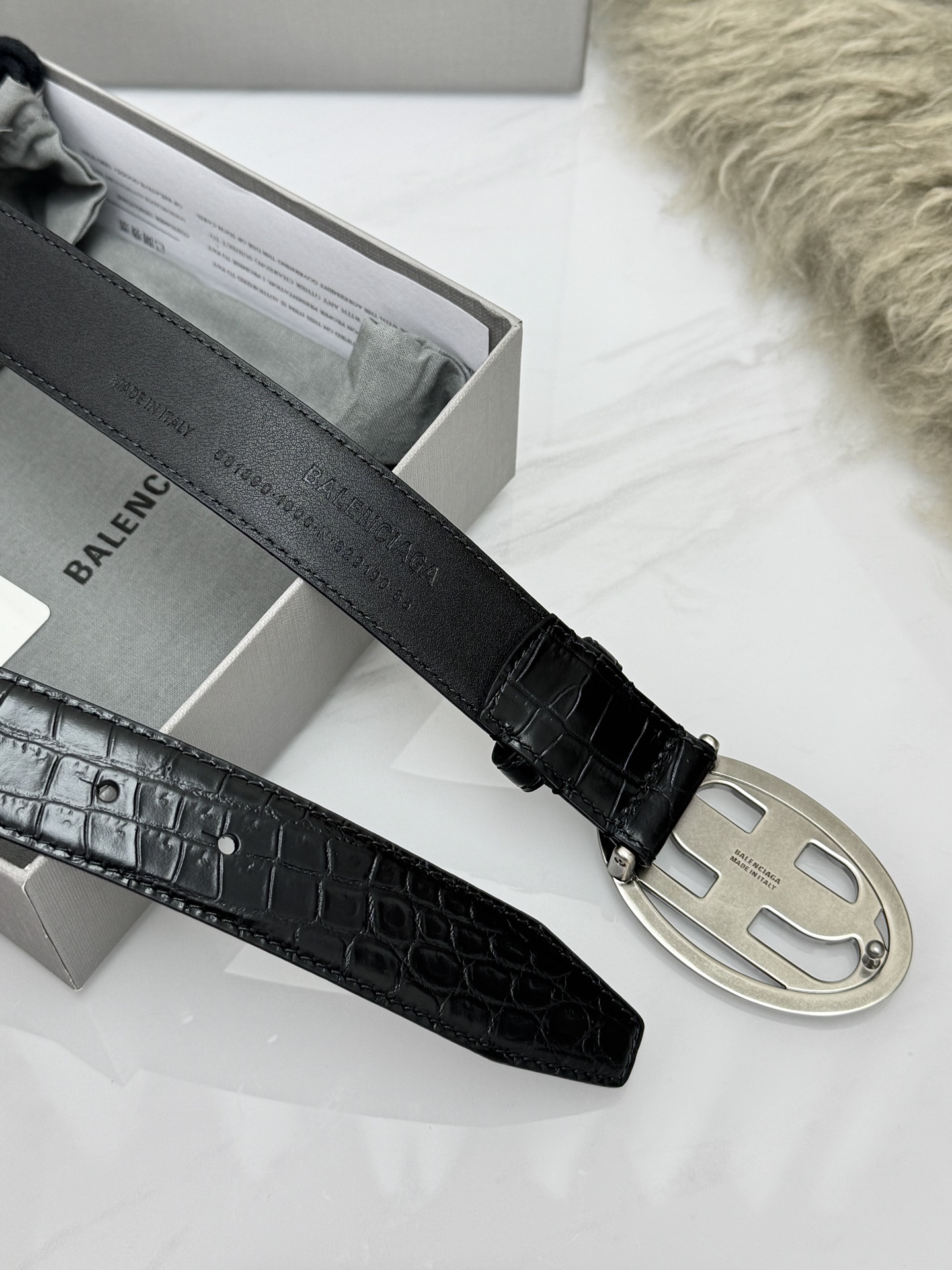 巴黎世家（Balenciaga）宽度3.0cm 是法国的奢侈品牌，作为时尚界最具影响力品牌之一的地位。设计师源于：都市时