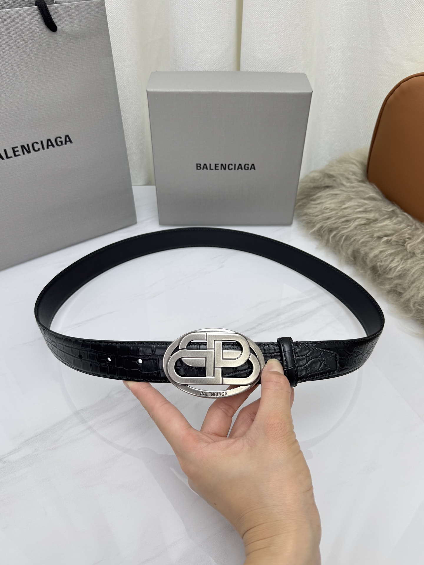 巴黎世家（Balenciaga）宽度3.0cm 是法国的奢侈品牌，作为时尚界最具影响力品牌之一的地位。设计师源于：都市时