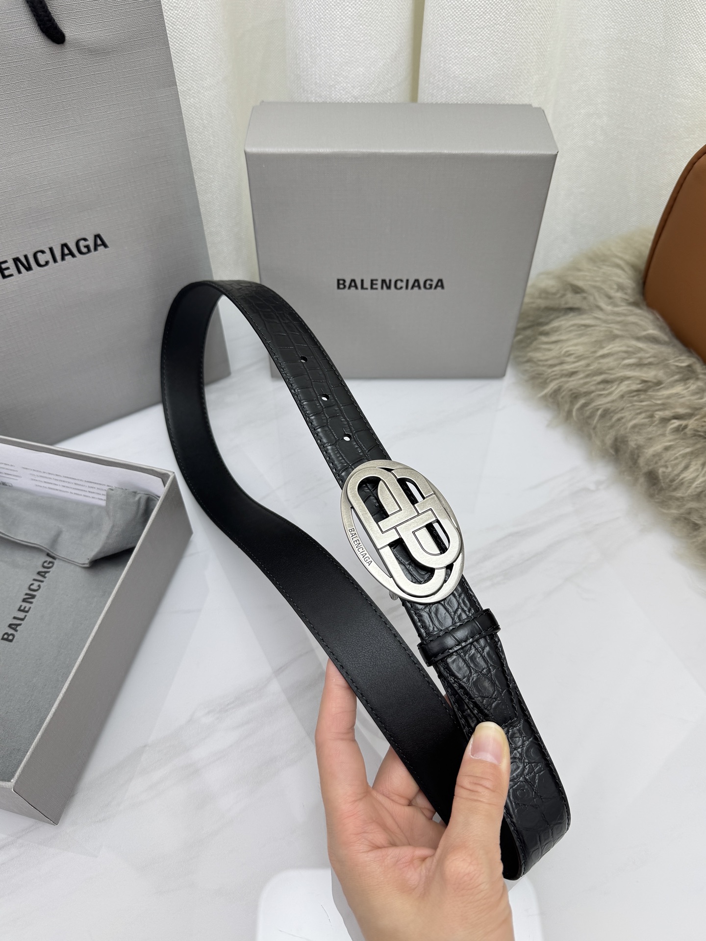 巴黎世家（Balenciaga）宽度3.0cm 是法国的奢侈品牌，作为时尚界最具影响力品牌之一的地位。设计师源于：都市时
