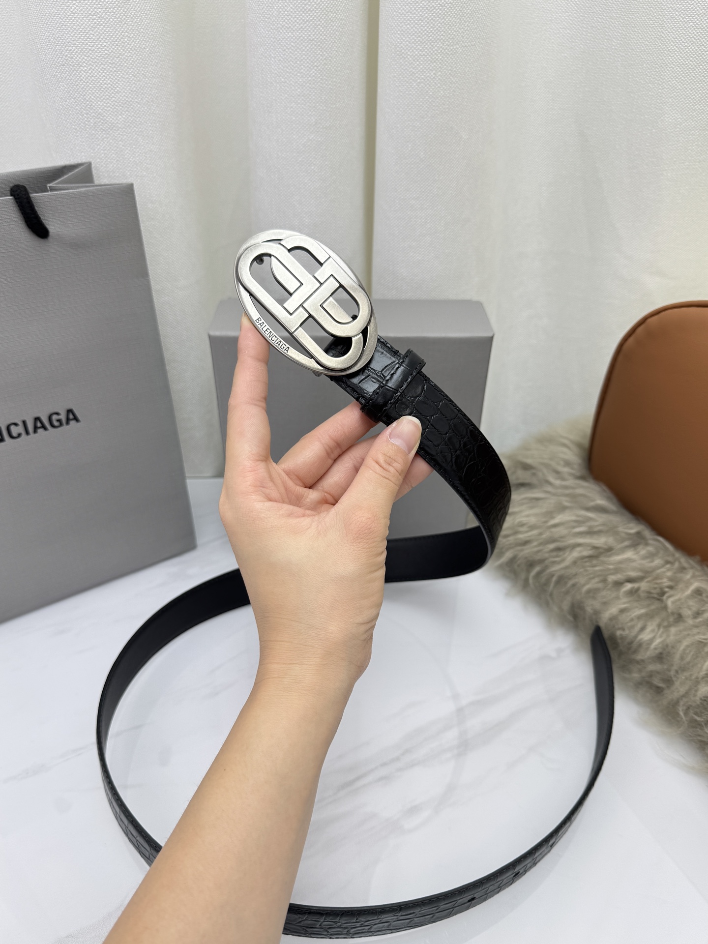 巴黎世家（Balenciaga）宽度3.0cm 是法国的奢侈品牌，作为时尚界最具影响力品牌之一的地位。设计师源于：都市时