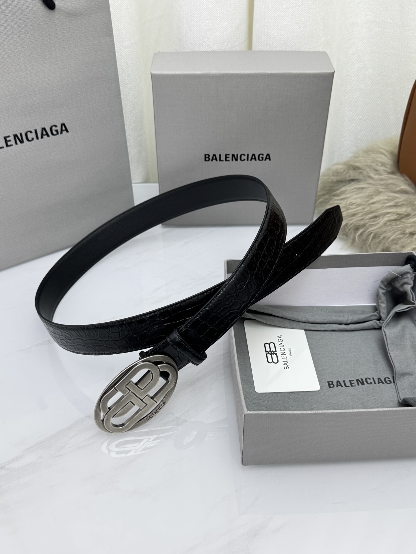 巴黎世家（Balenciaga）宽度3.0cm 是法国的奢侈品牌，作为时尚界最具影响力品牌之一的地位。设计师源于：都市时