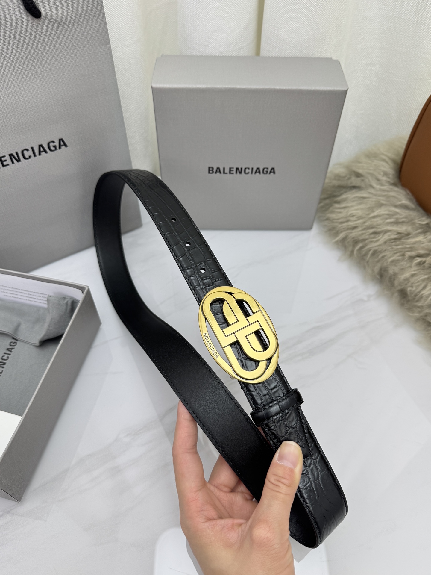 巴黎世家（Balenciaga）宽度3.0cm 是法国的奢侈品牌，作为时尚界最具影响力品牌之一的地位。设计师源于：都市时