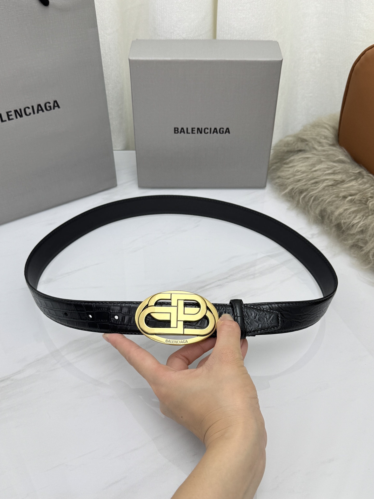 巴黎世家（Balenciaga）宽度3.0cm 是法国的奢侈品牌，作为时尚界最具影响力品牌之一的地位。设计师源于：都市时