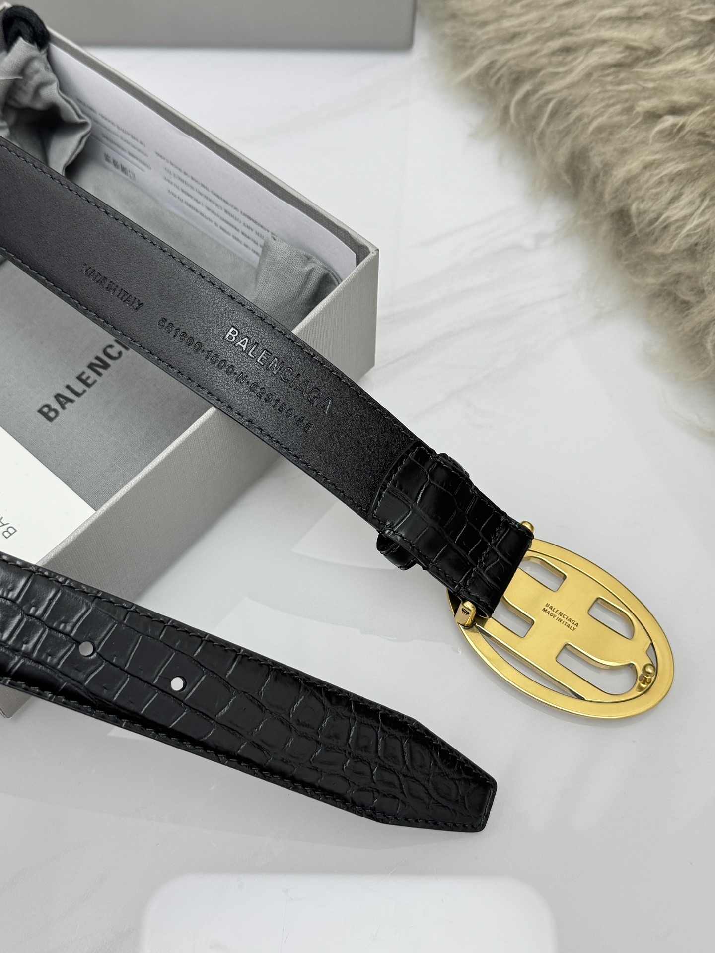 巴黎世家（Balenciaga）宽度3.0cm 是法国的奢侈品牌，作为时尚界最具影响力品牌之一的地位。设计师源于：都市时
