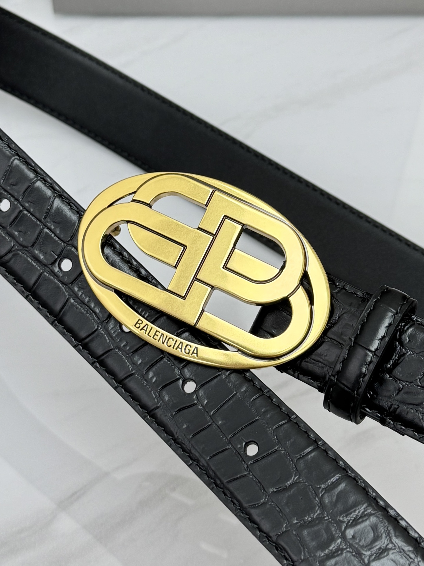 巴黎世家（Balenciaga）宽度3.0cm 是法国的奢侈品牌，作为时尚界最具影响力品牌之一的地位。设计师源于：都市时