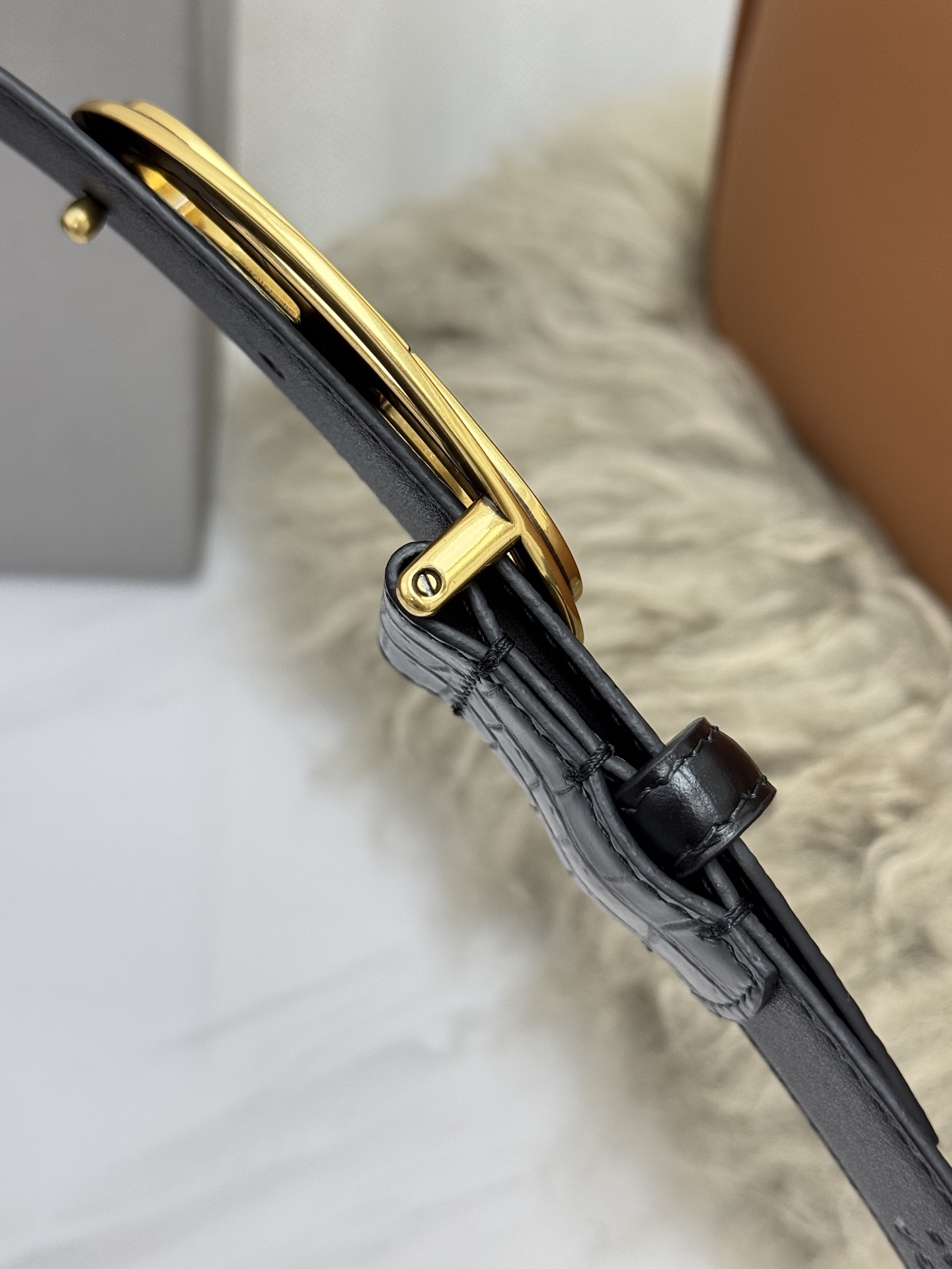 巴黎世家（Balenciaga）宽度3.0cm 是法国的奢侈品牌，作为时尚界最具影响力品牌之一的地位。设计师源于：都市时