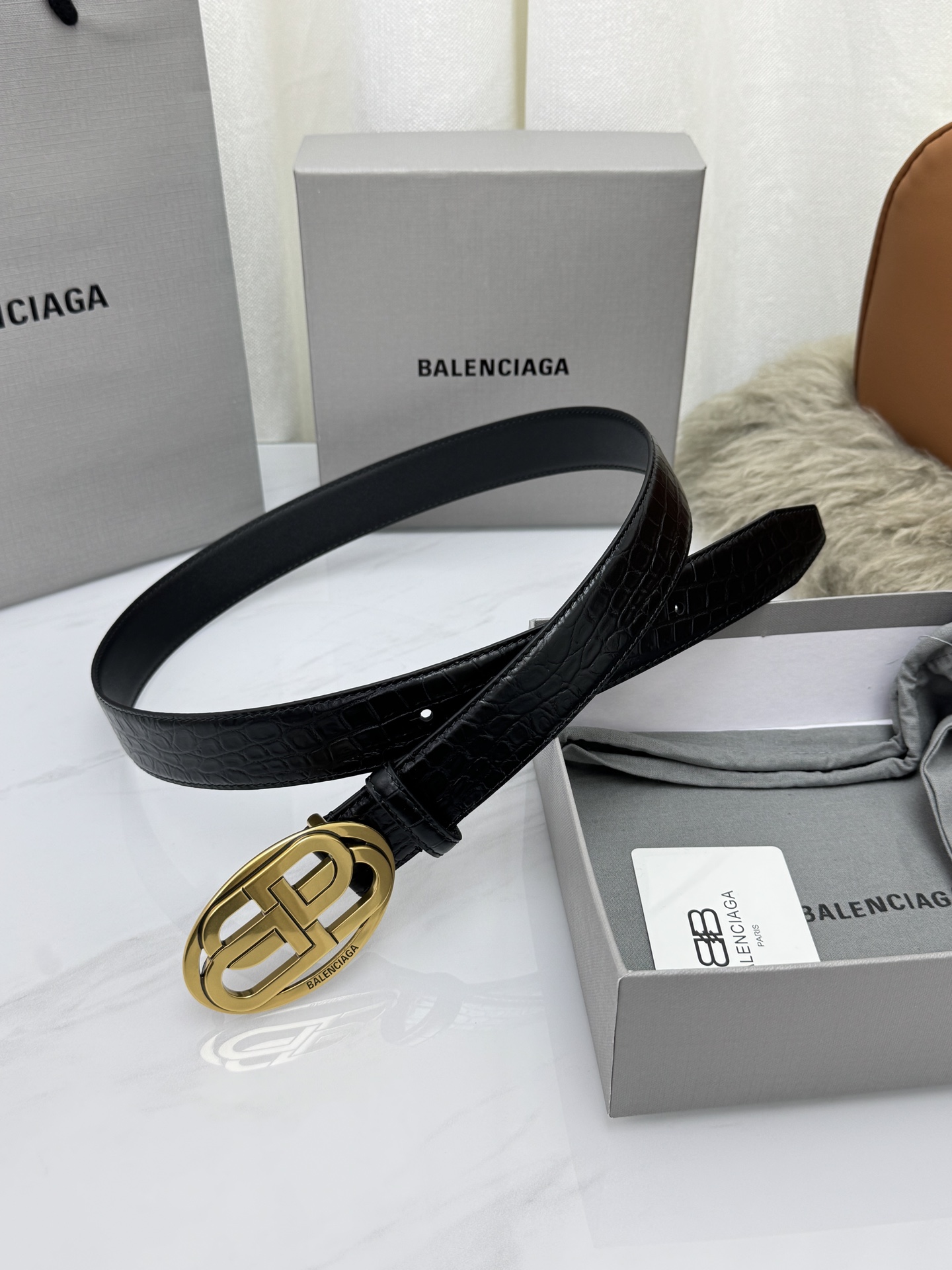 巴黎世家（Balenciaga）宽度3.0cm 是法国的奢侈品牌，作为时尚界最具影响力品牌之一的地位。设计师源于：都市时