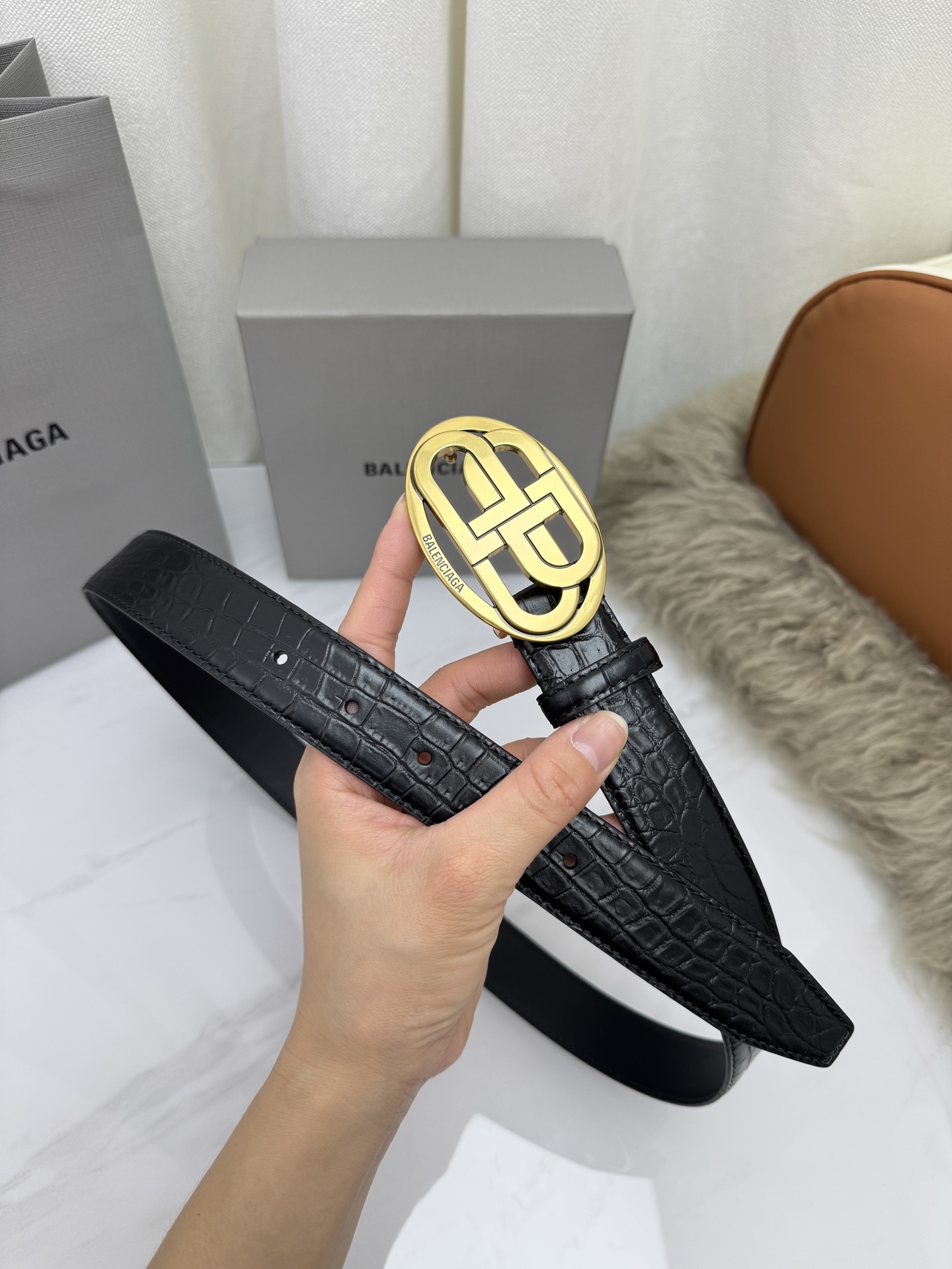 巴黎世家（Balenciaga）宽度3.0cm 是法国的奢侈品牌，作为时尚界最具影响力品牌之一的地位。设计师源于：都市时