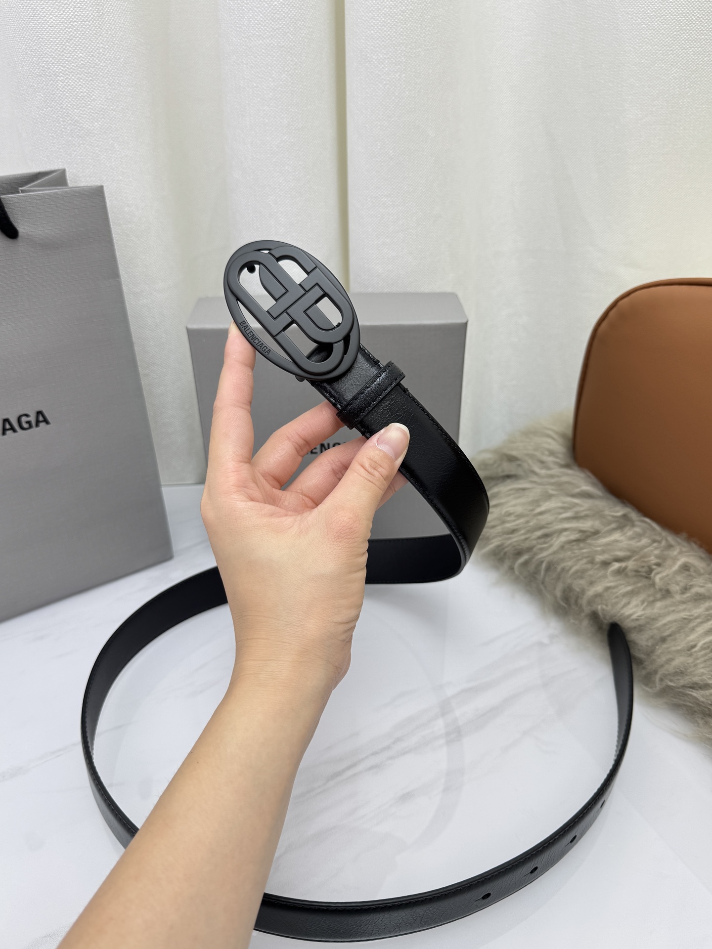 巴黎世家（Balenciaga）宽度3.0cm 是法国的奢侈品牌，作为时尚界最具影响力品牌之一的地位。设计师源于：都市时