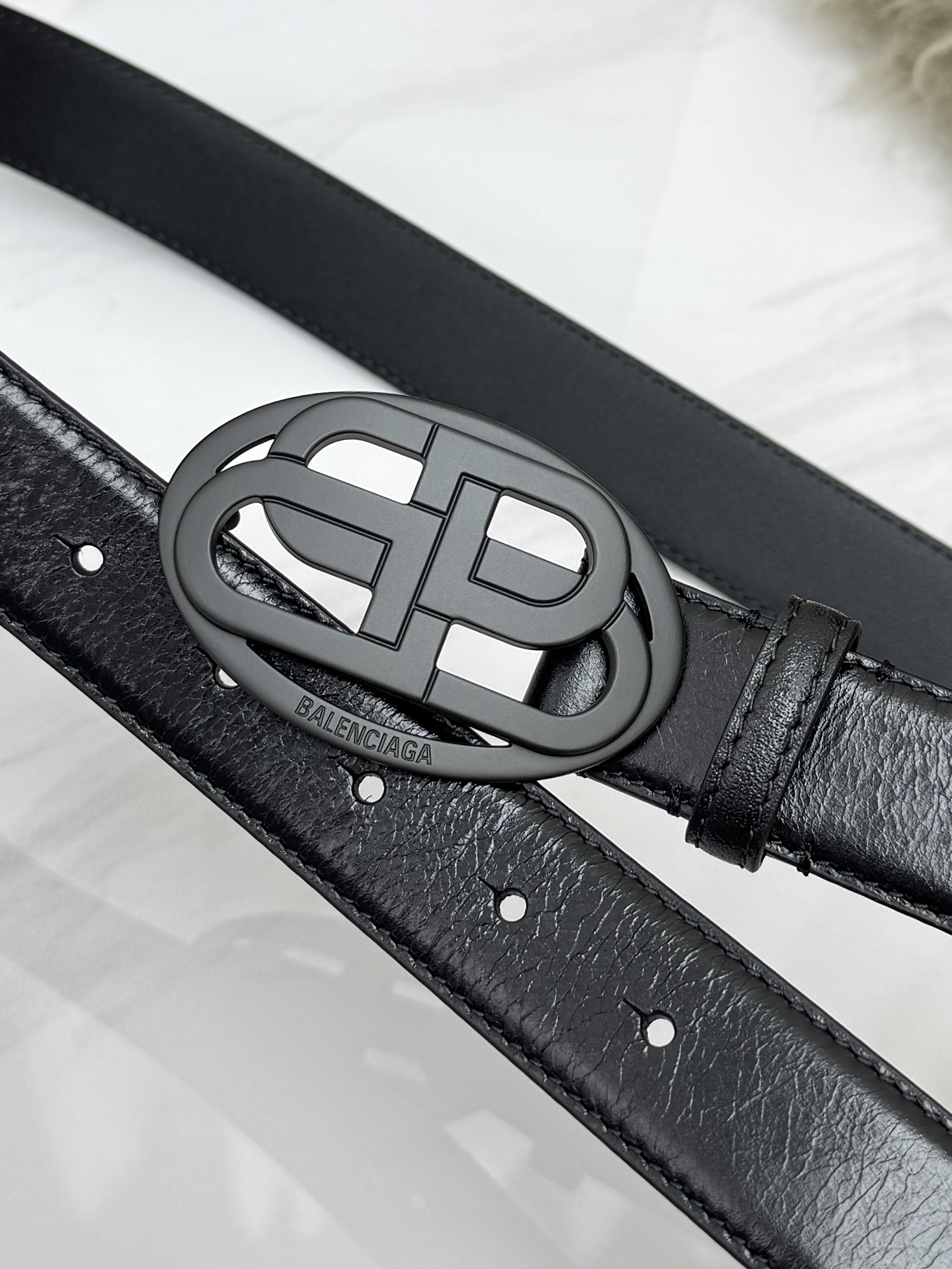 巴黎世家（Balenciaga）宽度3.0cm 是法国的奢侈品牌，作为时尚界最具影响力品牌之一的地位。设计师源于：都市时