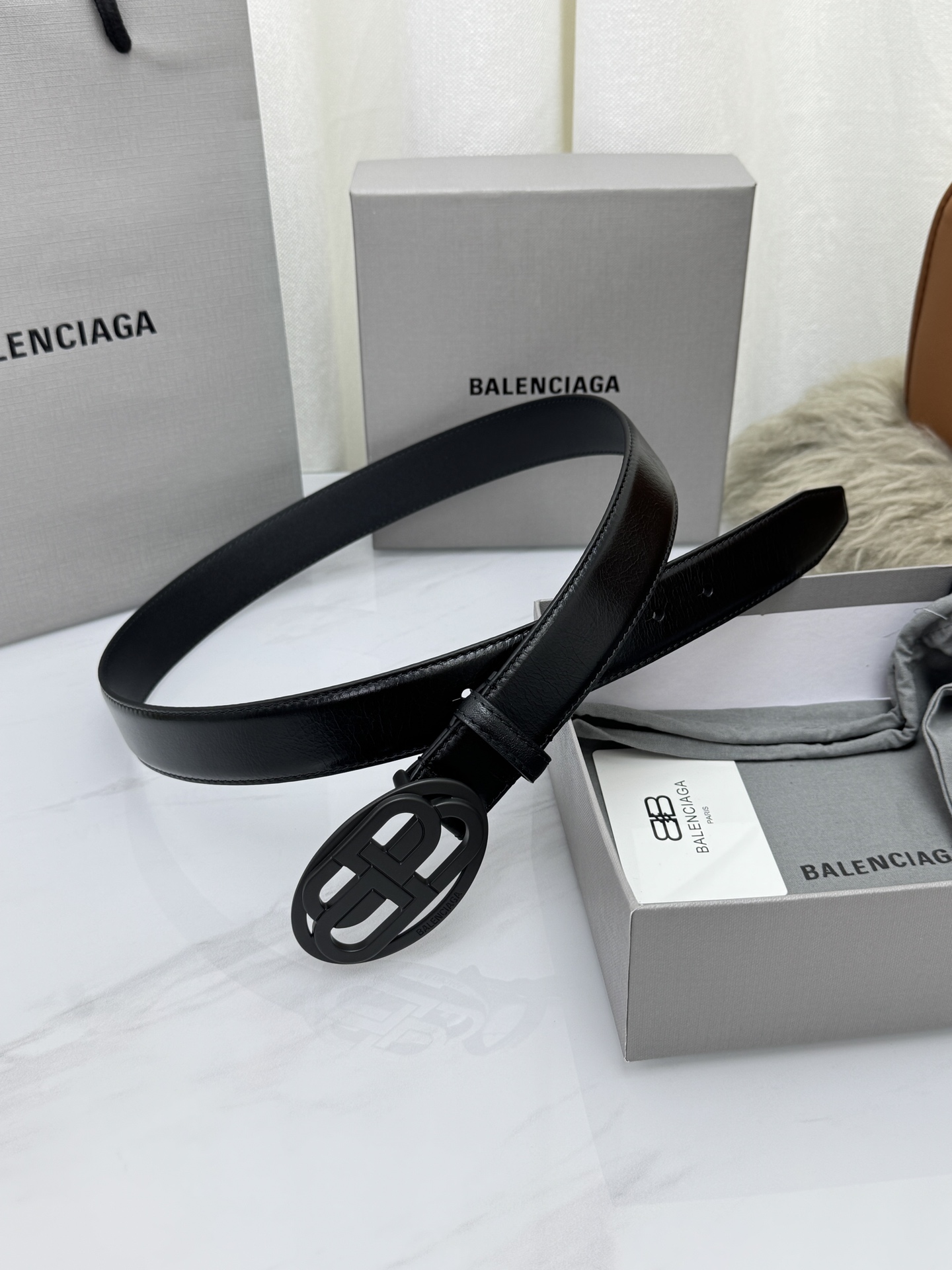 巴黎世家（Balenciaga）宽度3.0cm 是法国的奢侈品牌，作为时尚界最具影响力品牌之一的地位。设计师源于：都市时