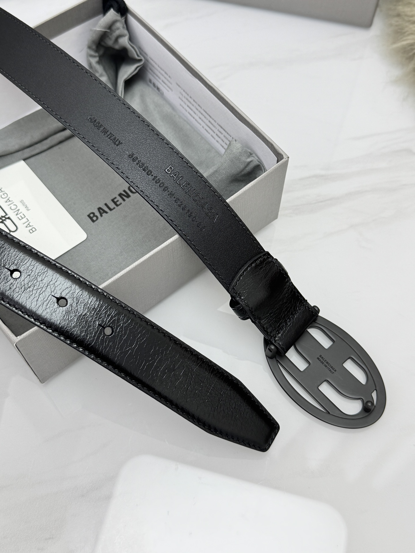 巴黎世家（Balenciaga）宽度3.0cm 是法国的奢侈品牌，作为时尚界最具影响力品牌之一的地位。设计师源于：都市时