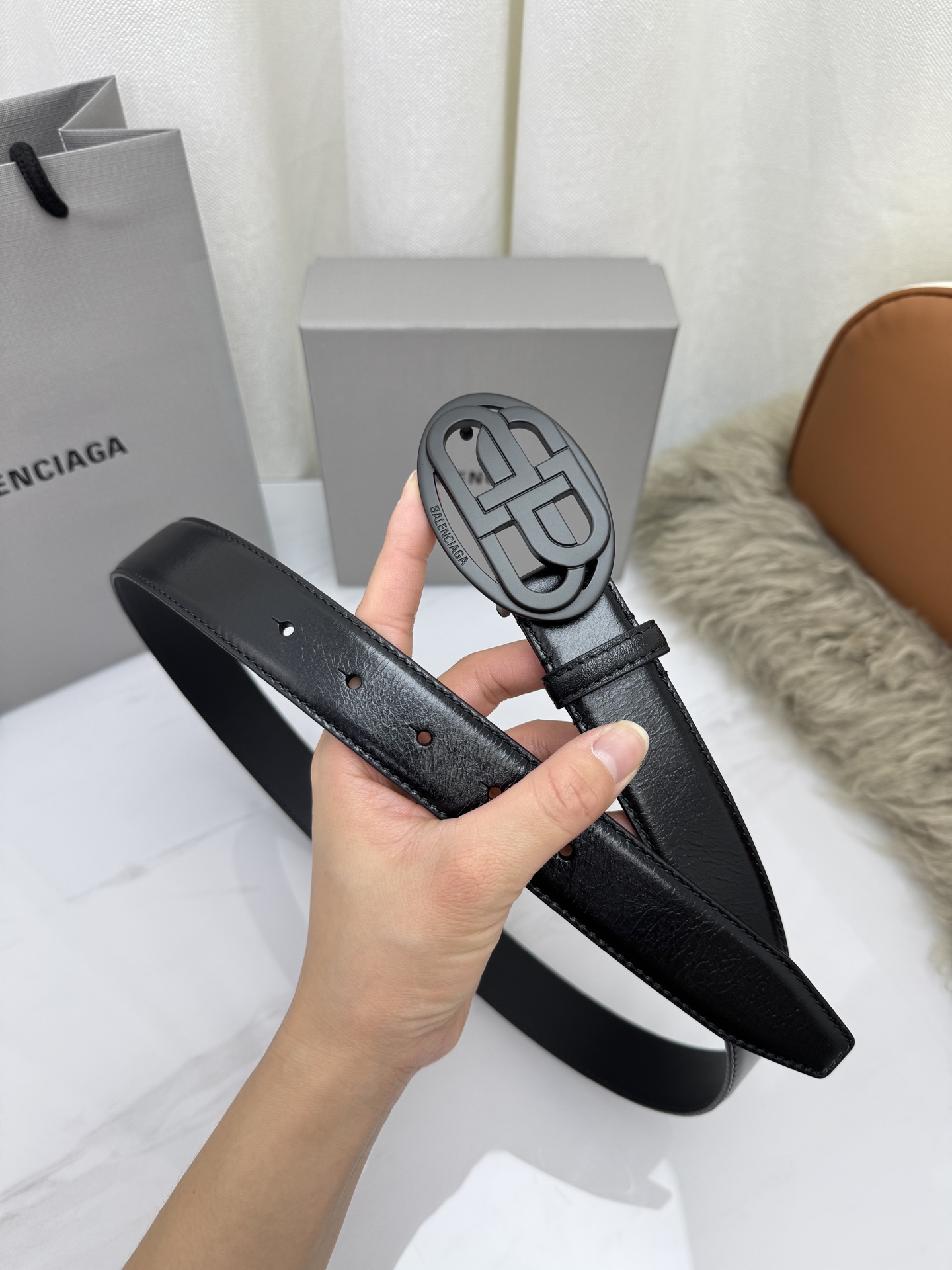 巴黎世家（Balenciaga）宽度3.0cm 是法国的奢侈品牌，作为时尚界最具影响力品牌之一的地位。设计师源于：都市时