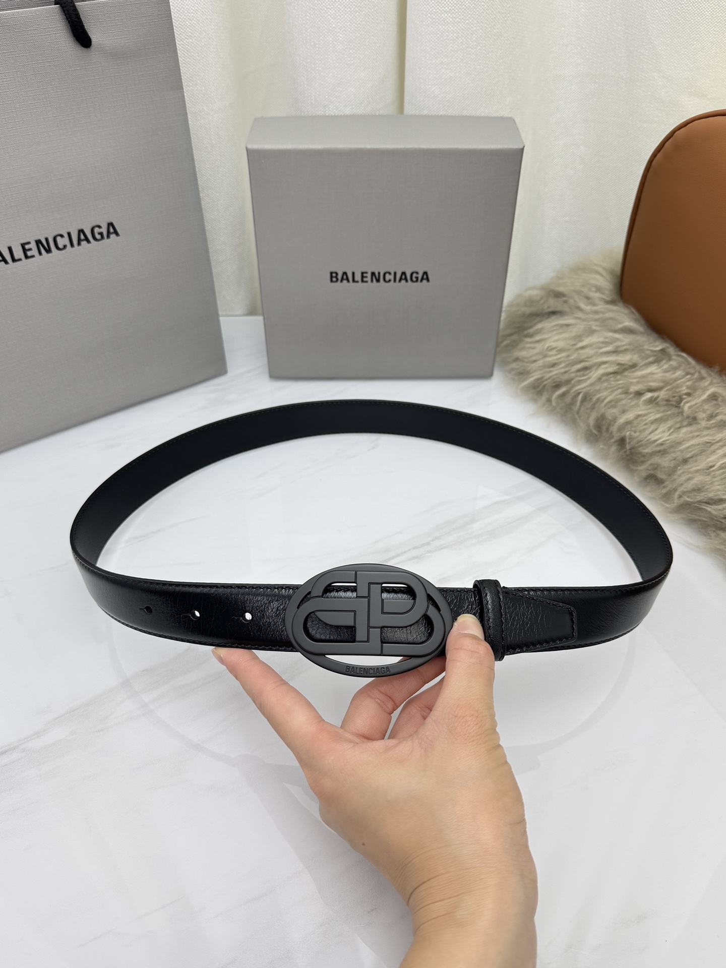 巴黎世家（Balenciaga）宽度3.0cm 是法国的奢侈品牌，作为时尚界最具影响力品牌之一的地位。设计师源于：都市时