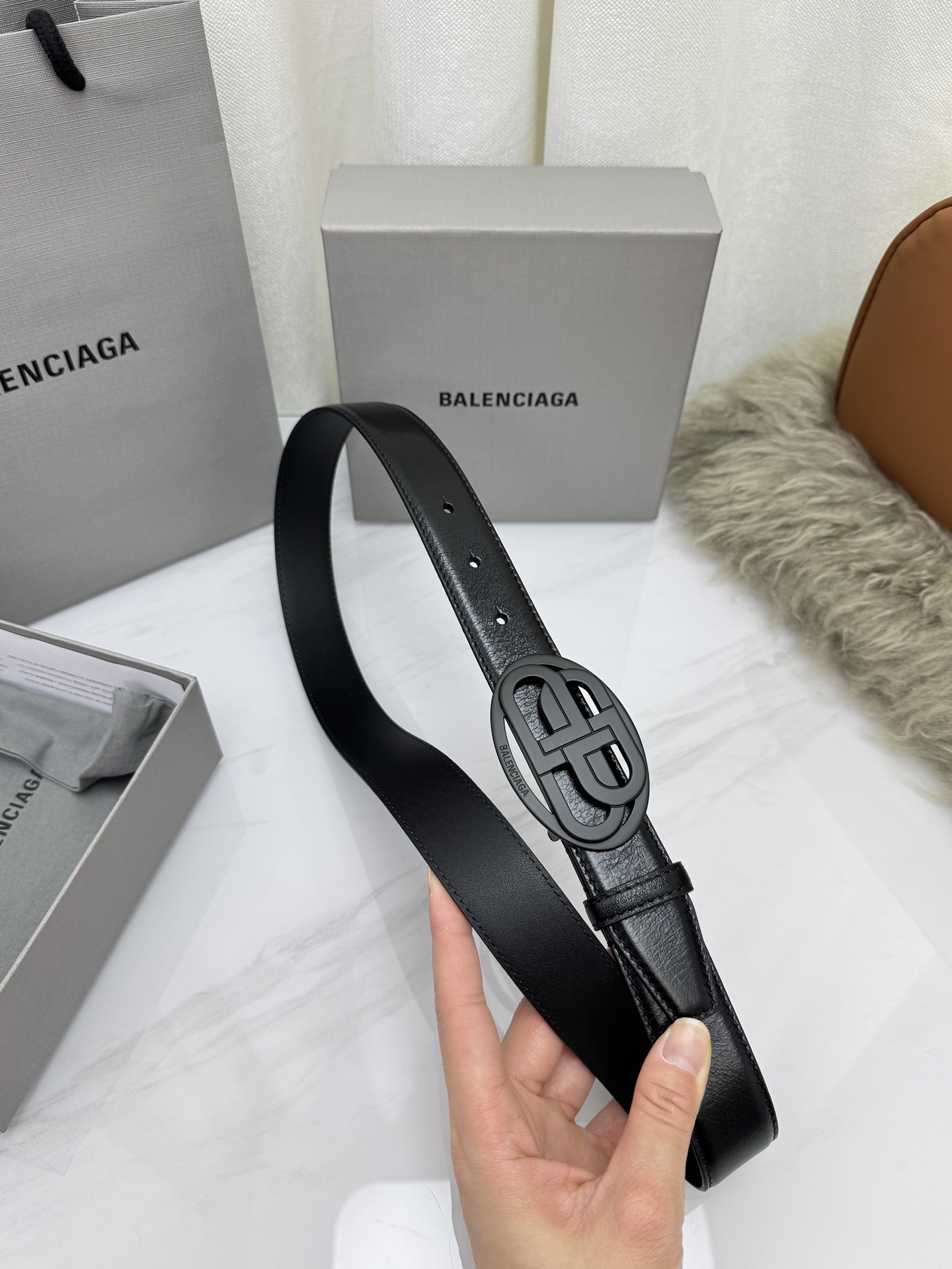 巴黎世家（Balenciaga）宽度3.0cm 是法国的奢侈品牌，作为时尚界最具影响力品牌之一的地位。设计师源于：都市时