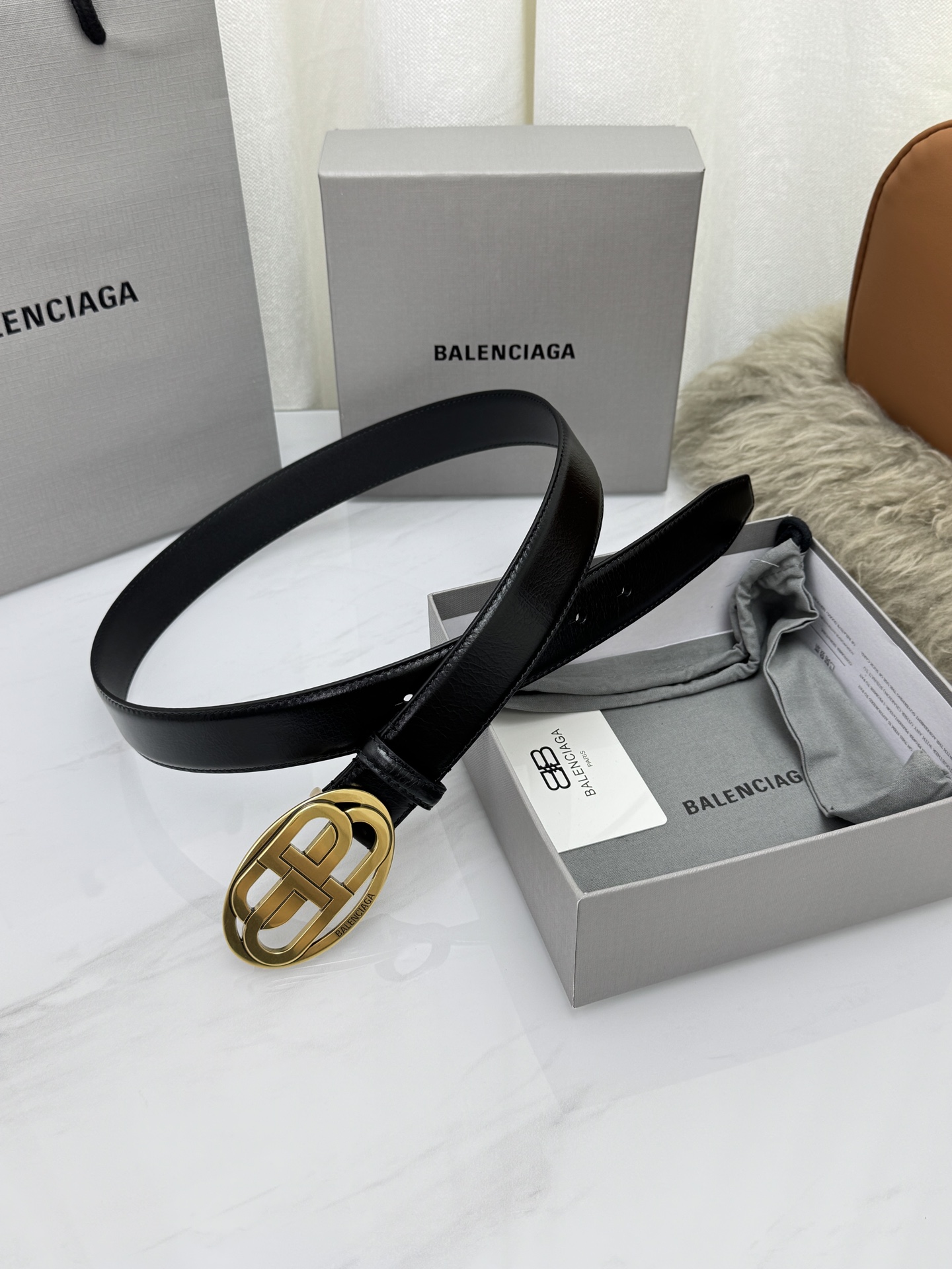 巴黎世家（Balenciaga）宽度3.0cm 是法国的奢侈品牌，作为时尚界最具影响力品牌之一的地位。设计师源于：都市时