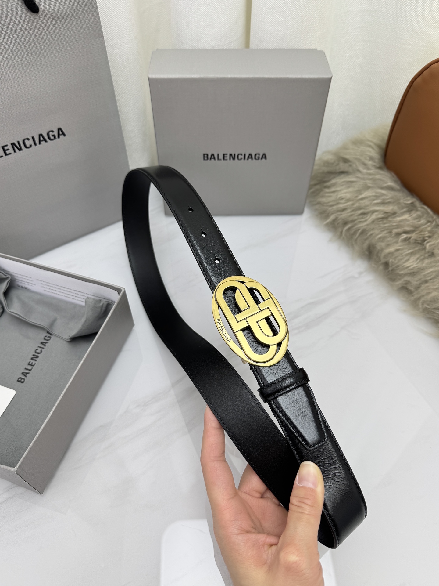 巴黎世家（Balenciaga）宽度3.0cm 是法国的奢侈品牌，作为时尚界最具影响力品牌之一的地位。设计师源于：都市时