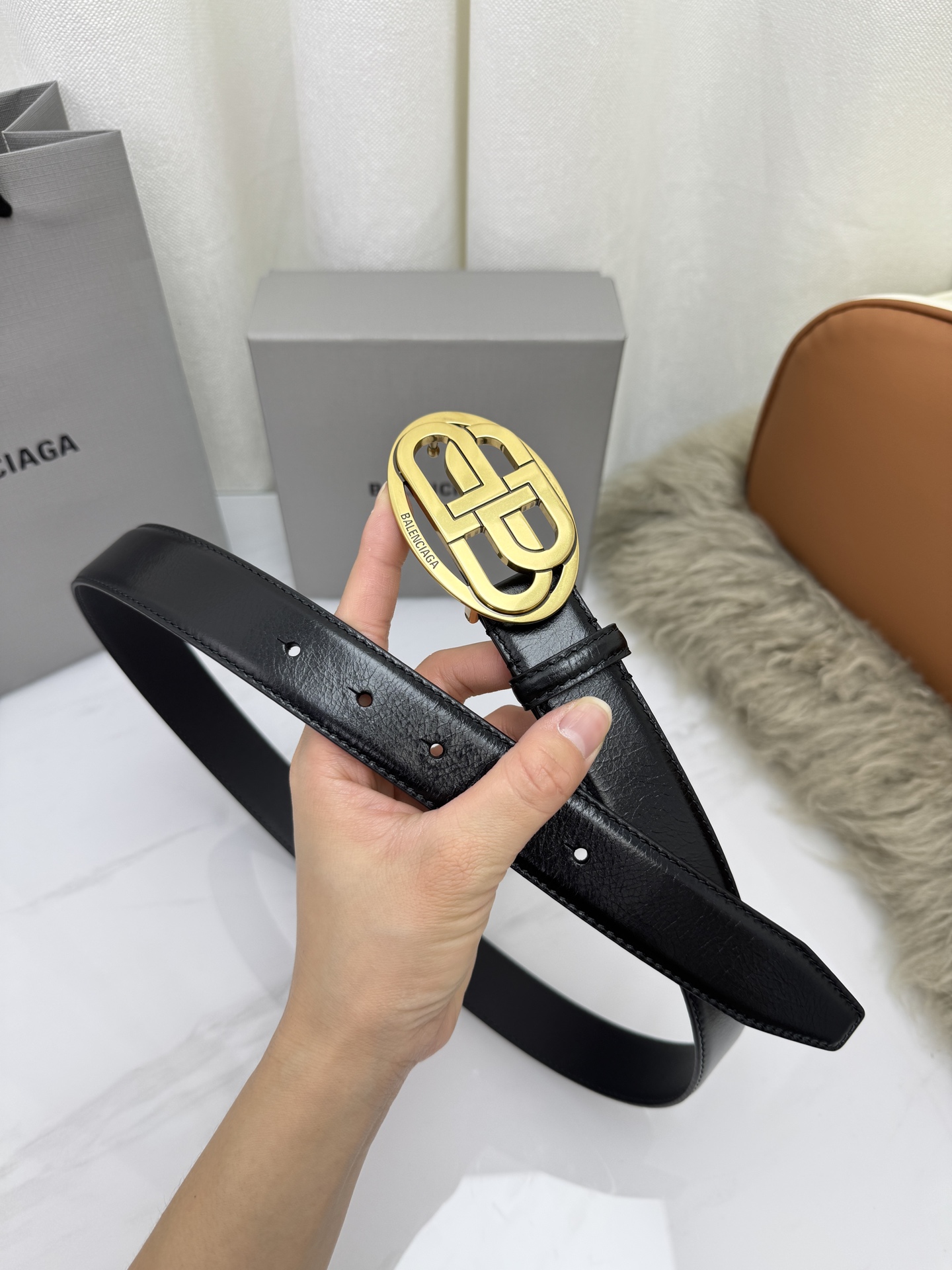 巴黎世家（Balenciaga）宽度3.0cm 是法国的奢侈品牌，作为时尚界最具影响力品牌之一的地位。设计师源于：都市时