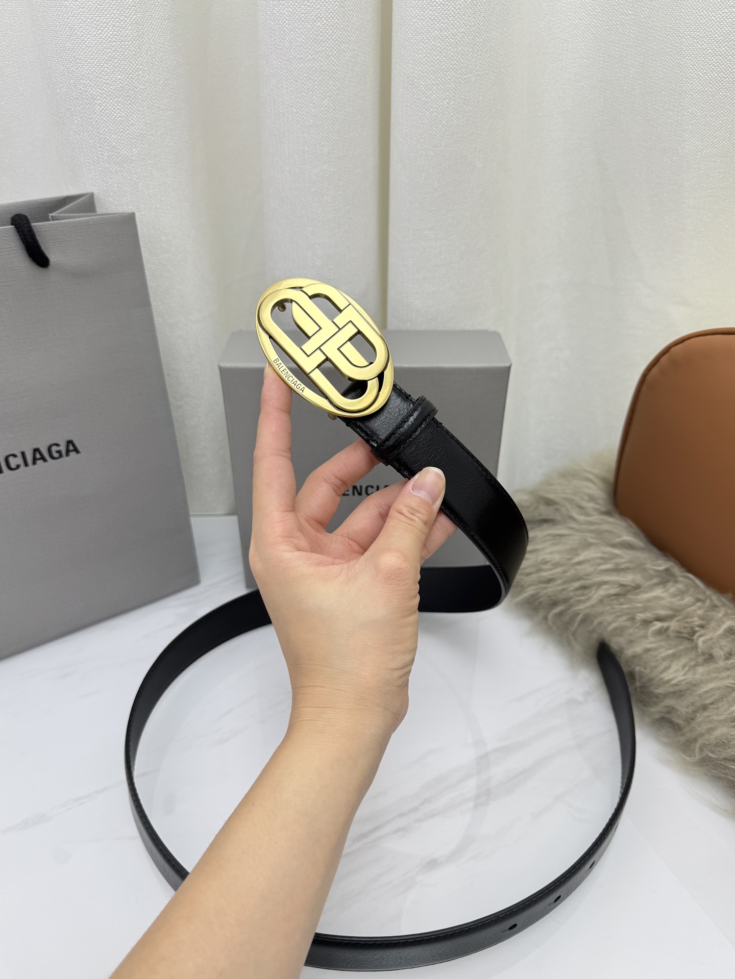 巴黎世家（Balenciaga）宽度3.0cm 是法国的奢侈品牌，作为时尚界最具影响力品牌之一的地位。设计师源于：都市时