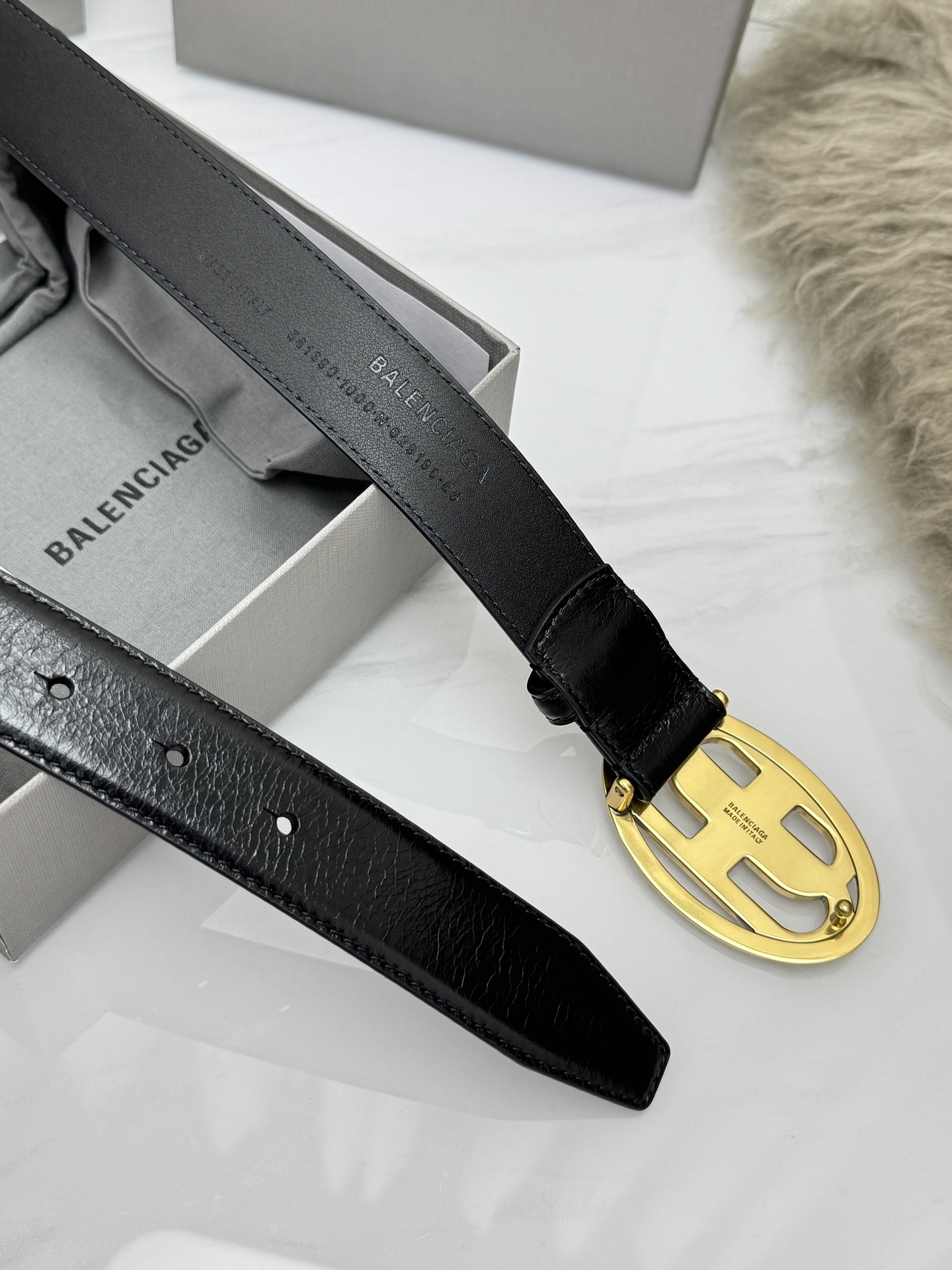 巴黎世家（Balenciaga）宽度3.0cm 是法国的奢侈品牌，作为时尚界最具影响力品牌之一的地位。设计师源于：都市时