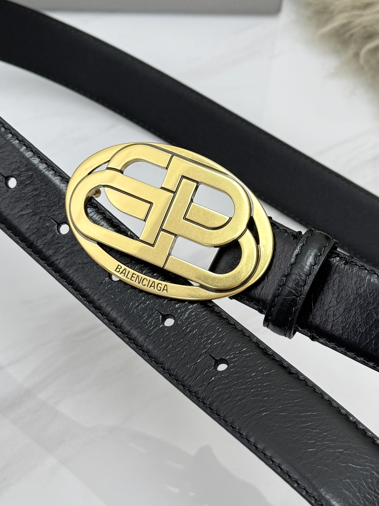 巴黎世家（Balenciaga）宽度3.0cm 是法国的奢侈品牌，作为时尚界最具影响力品牌之一的地位。设计师源于：都市时