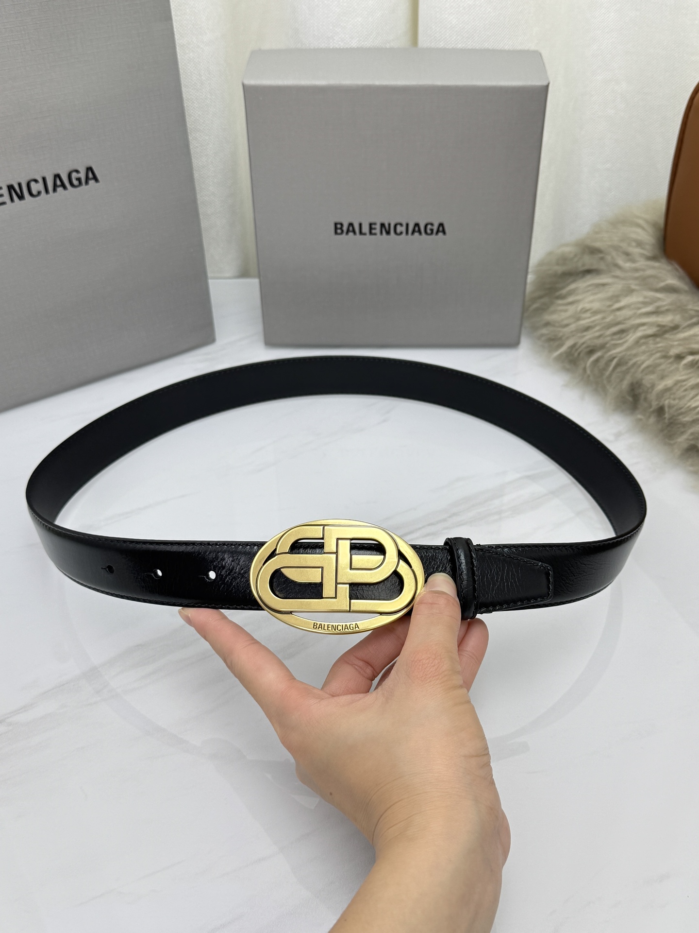 巴黎世家（Balenciaga）宽度3.0cm 是法国的奢侈品牌，作为时尚界最具影响力品牌之一的地位。设计师源于：都市时