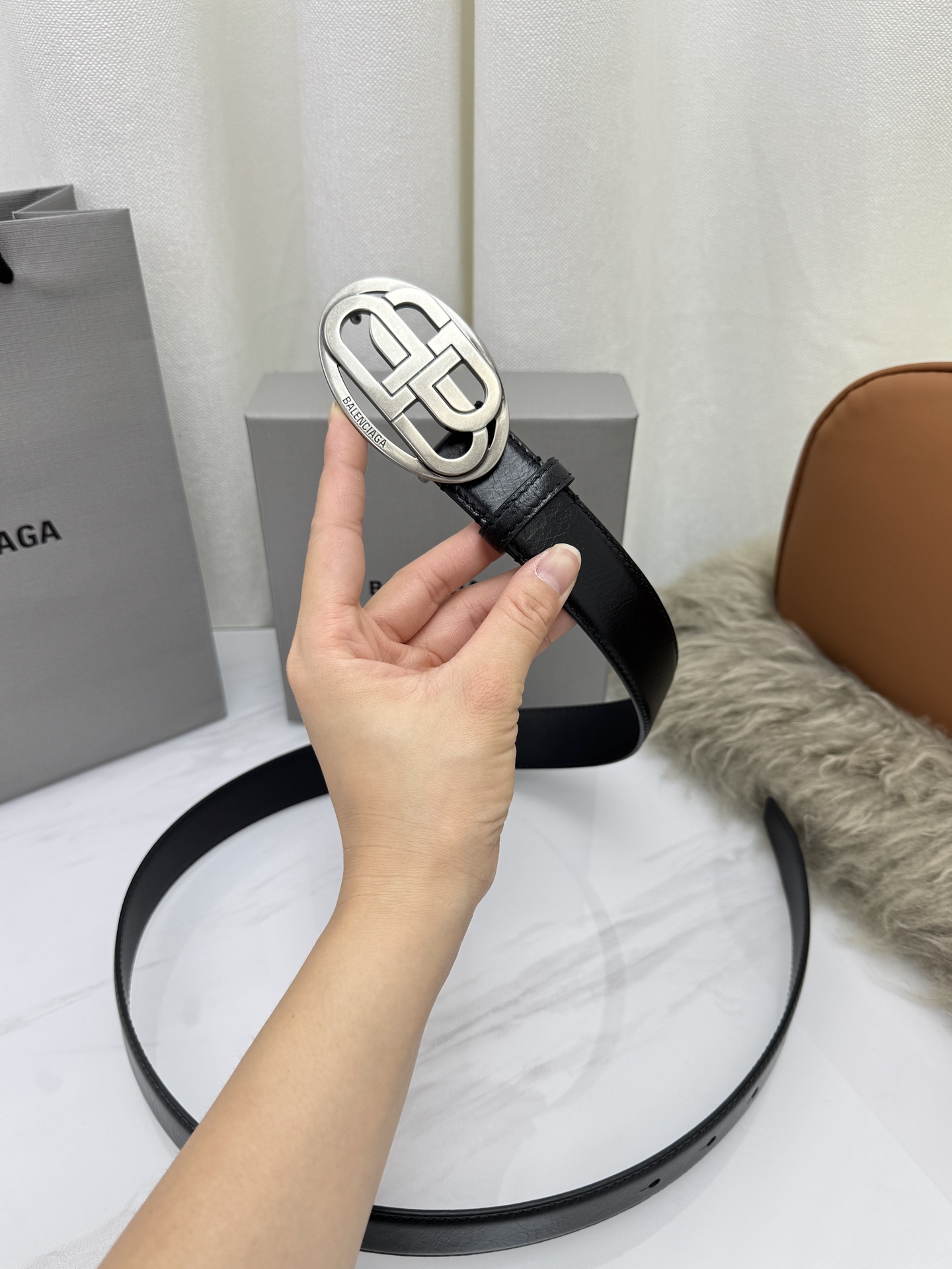 巴黎世家（Balenciaga）宽度3.0cm 是法国的奢侈品牌，作为时尚界最具影响力品牌之一的地位。设计师源于：都市时