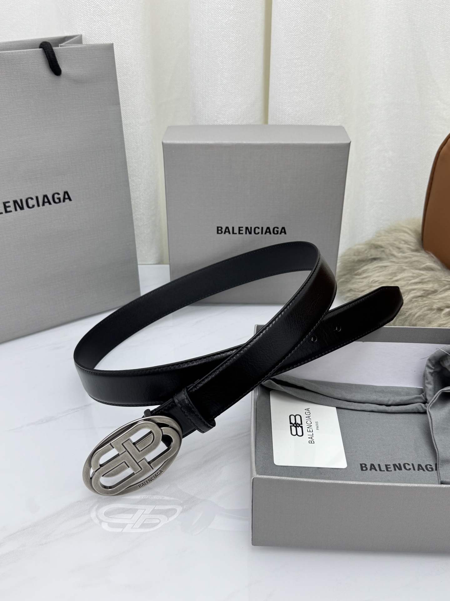 巴黎世家（Balenciaga）宽度3.0cm 是法国的奢侈品牌，作为时尚界最具影响力品牌之一的地位。设计师源于：都市时