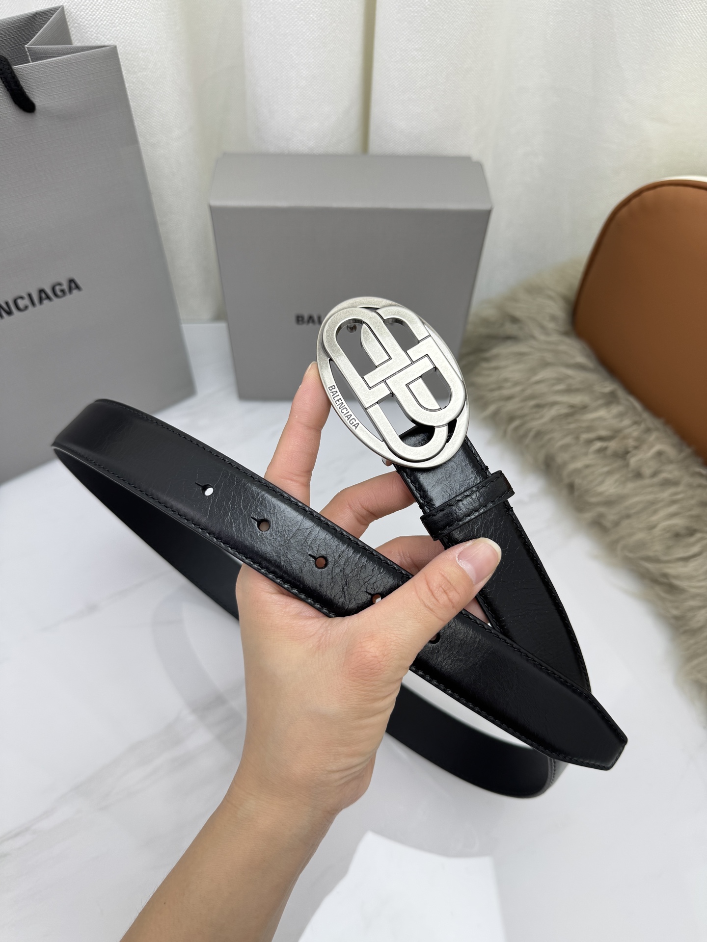 巴黎世家（Balenciaga）宽度3.0cm 是法国的奢侈品牌，作为时尚界最具影响力品牌之一的地位。设计师源于：都市时