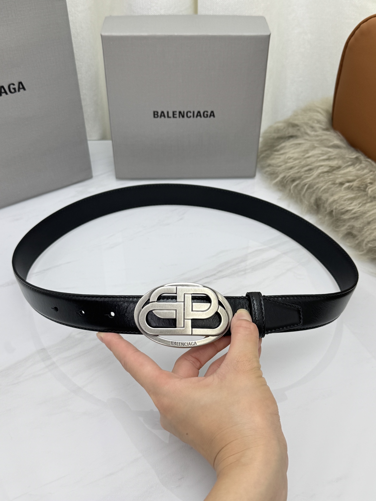 巴黎世家（Balenciaga）宽度3.0cm 是法国的奢侈品牌，作为时尚界最具影响力品牌之一的地位。设计师源于：都市时