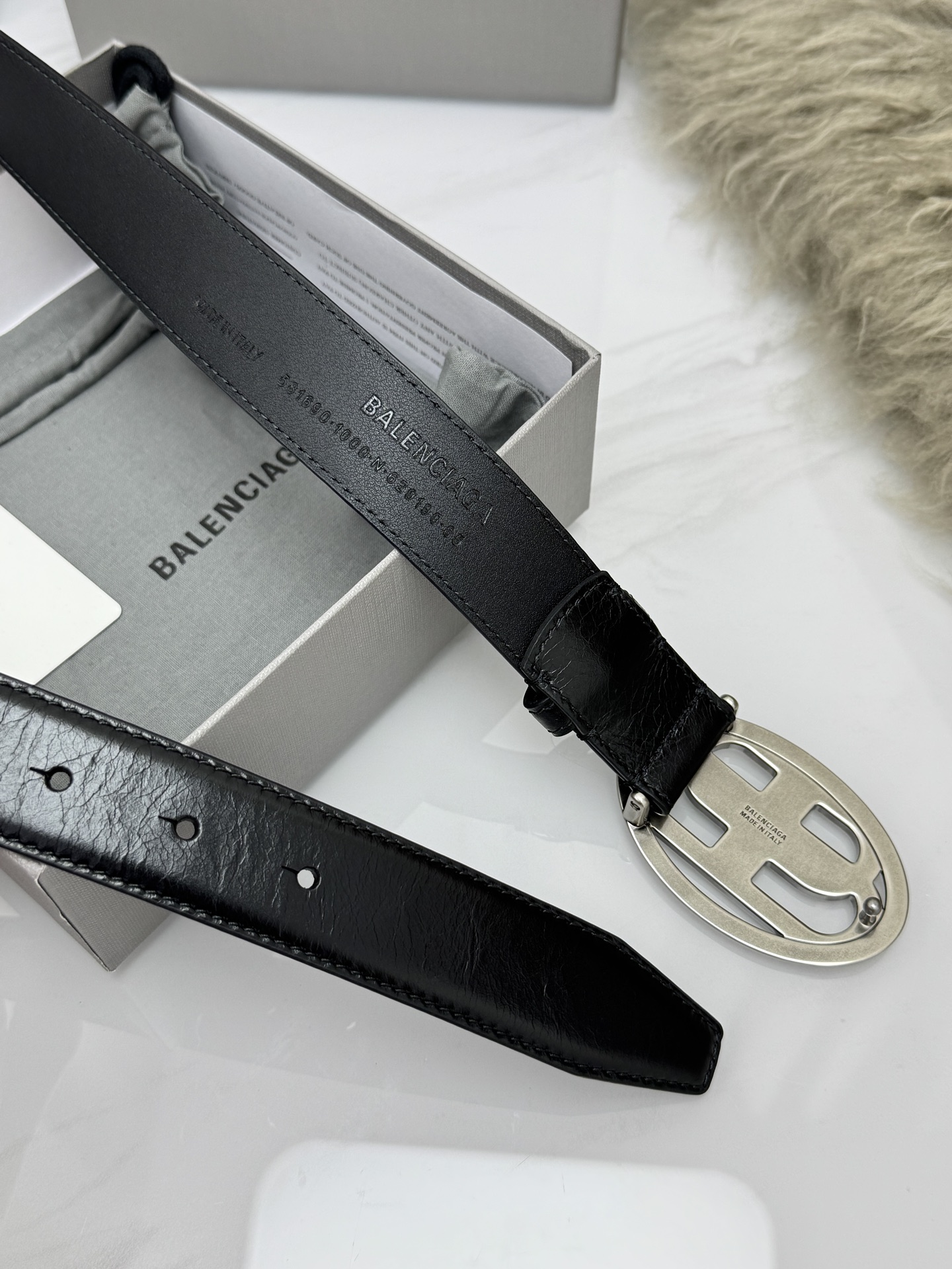 巴黎世家（Balenciaga）宽度3.0cm 是法国的奢侈品牌，作为时尚界最具影响力品牌之一的地位。设计师源于：都市时
