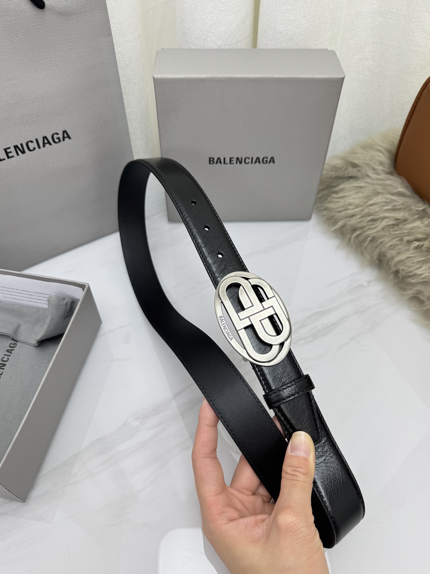 巴黎世家（Balenciaga）宽度3.0cm 是法国的奢侈品牌，作为时尚界最具影响力品牌之一的地位。设计师源于：都市时