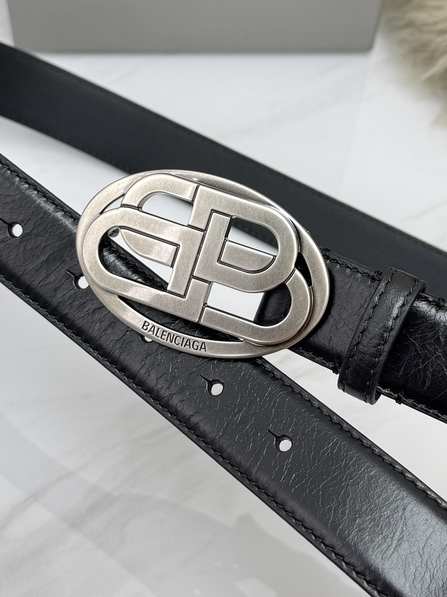 巴黎世家（Balenciaga）宽度3.0cm 是法国的奢侈品牌，作为时尚界最具影响力品牌之一的地位。设计师源于：都市时