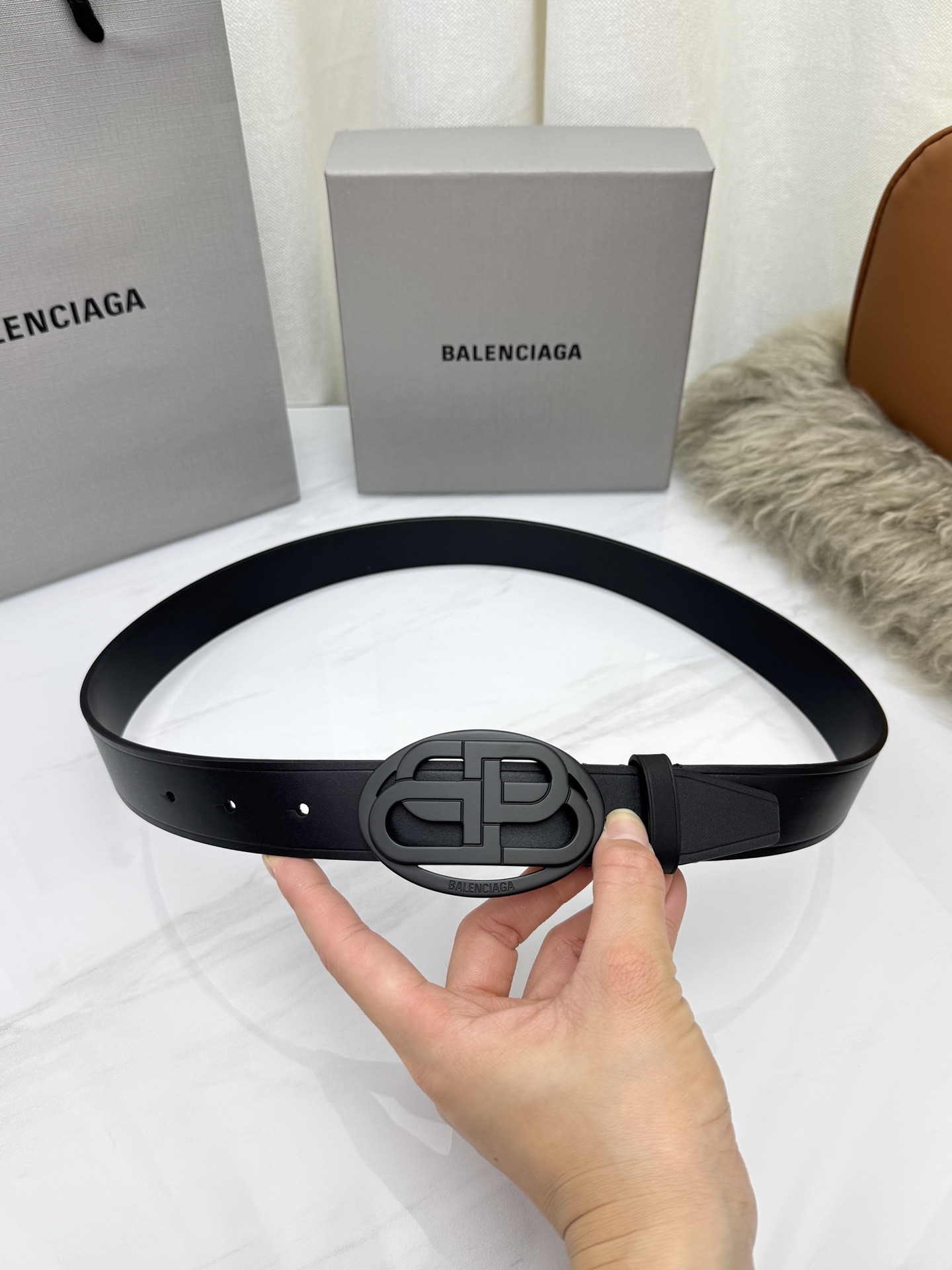 巴黎世家（Balenciaga）宽度3.0cm 是法国的奢侈品牌，作为时尚界最具影响力品牌之一的地位。设计师源于：都市时
