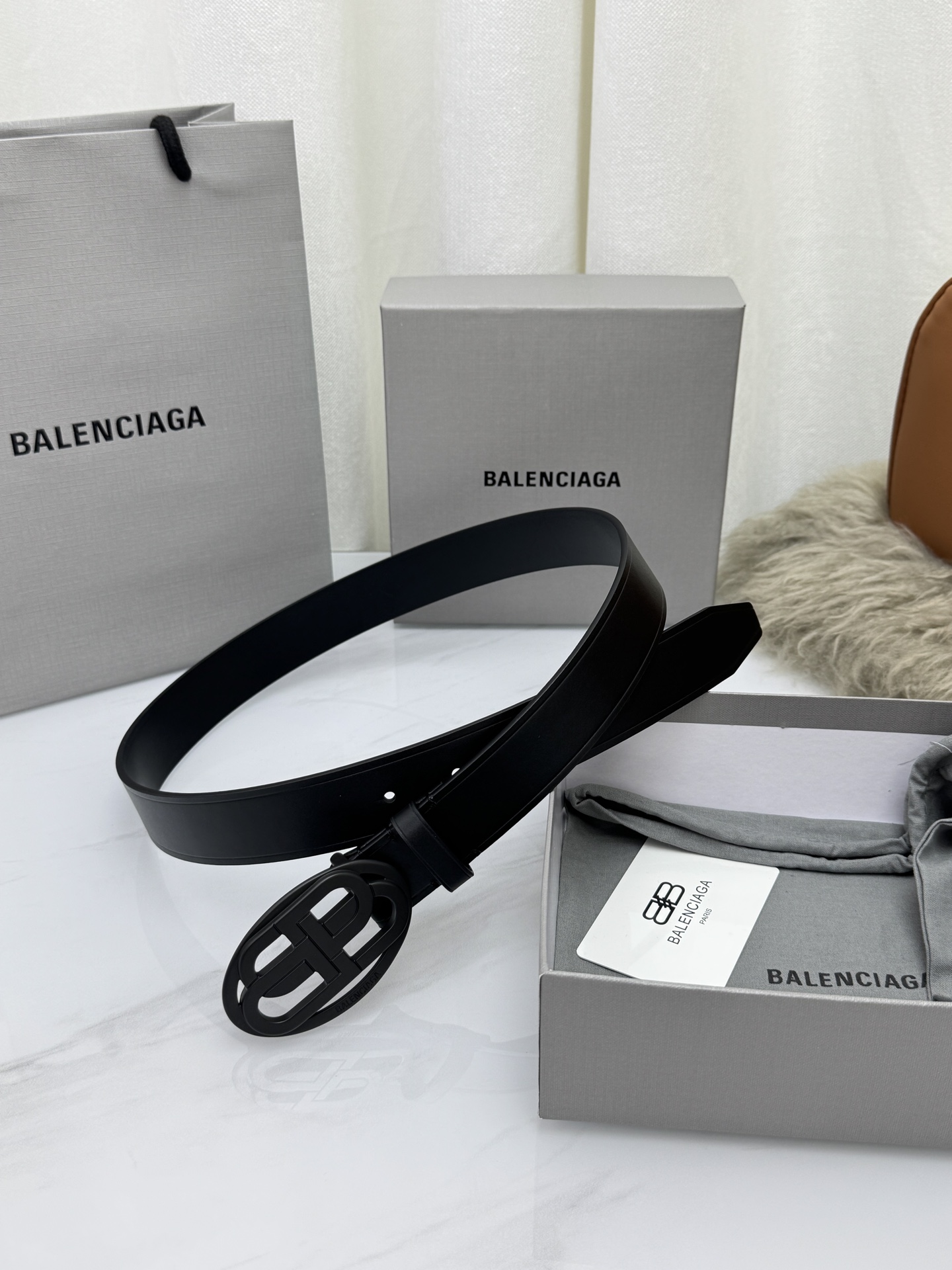 巴黎世家（Balenciaga）宽度3.0cm 是法国的奢侈品牌，作为时尚界最具影响力品牌之一的地位。设计师源于：都市时