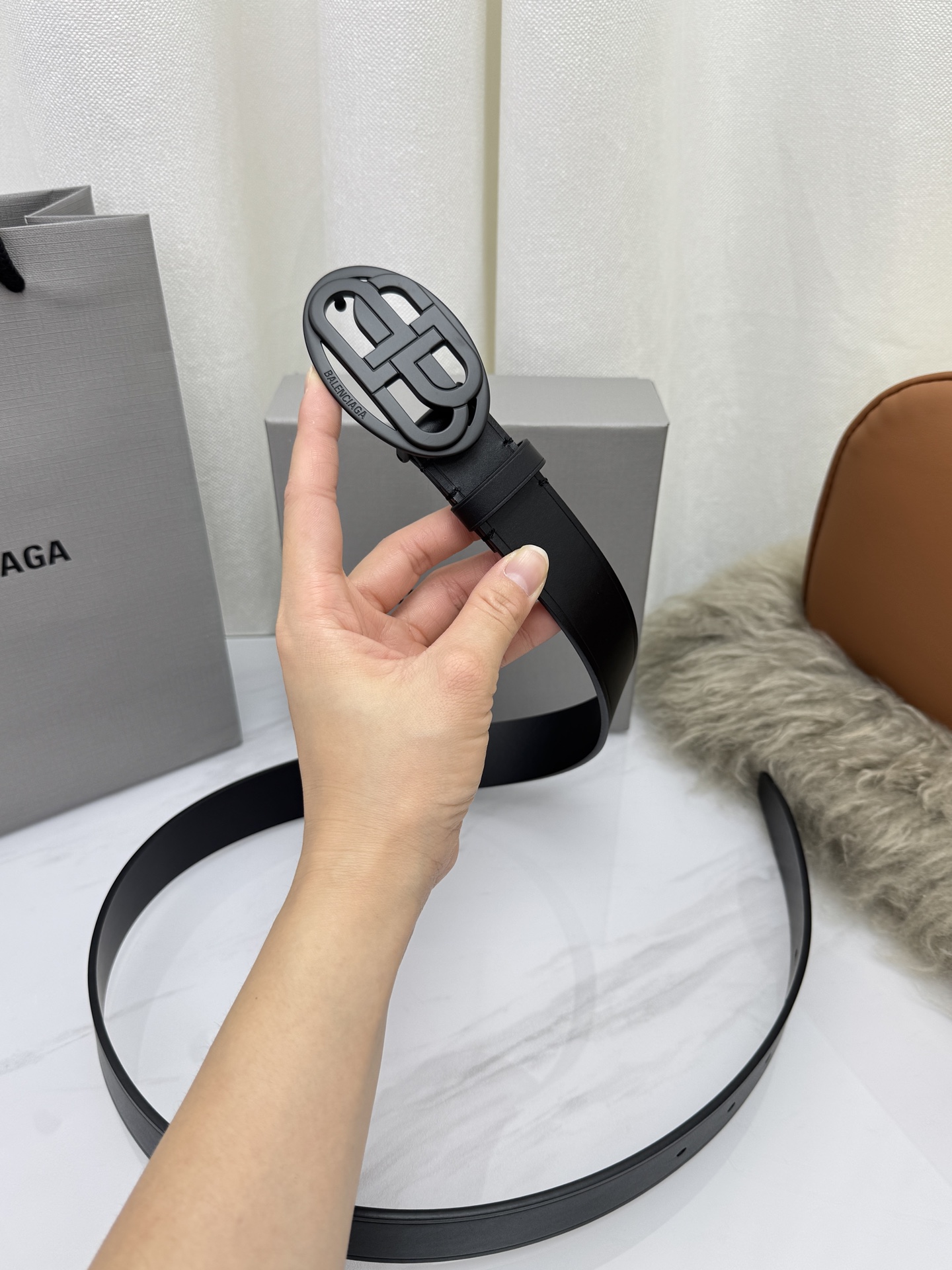 巴黎世家（Balenciaga）宽度3.0cm 是法国的奢侈品牌，作为时尚界最具影响力品牌之一的地位。设计师源于：都市时