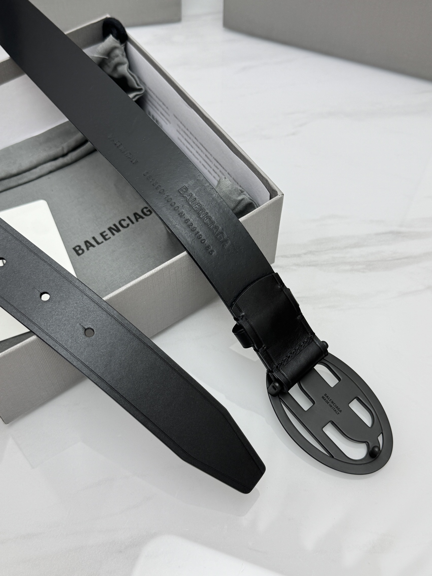 巴黎世家（Balenciaga）宽度3.0cm 是法国的奢侈品牌，作为时尚界最具影响力品牌之一的地位。设计师源于：都市时
